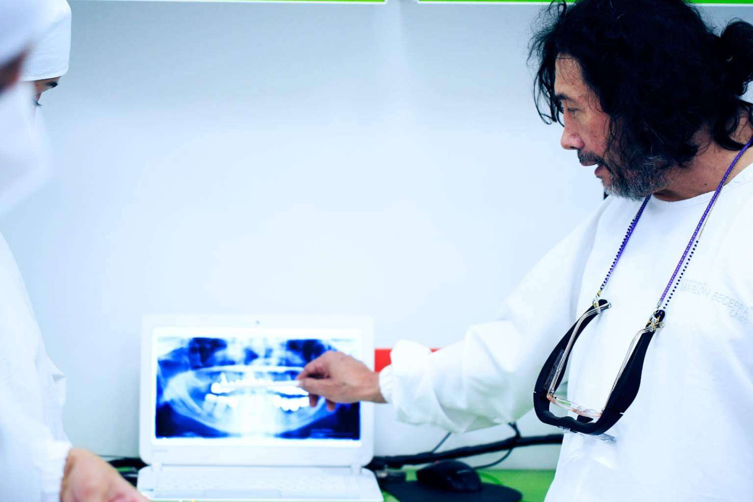 ¿Cómo recuperar la sonrisa y funcionalidad? Los implantes dentales de Odontología de Marlon Becerra