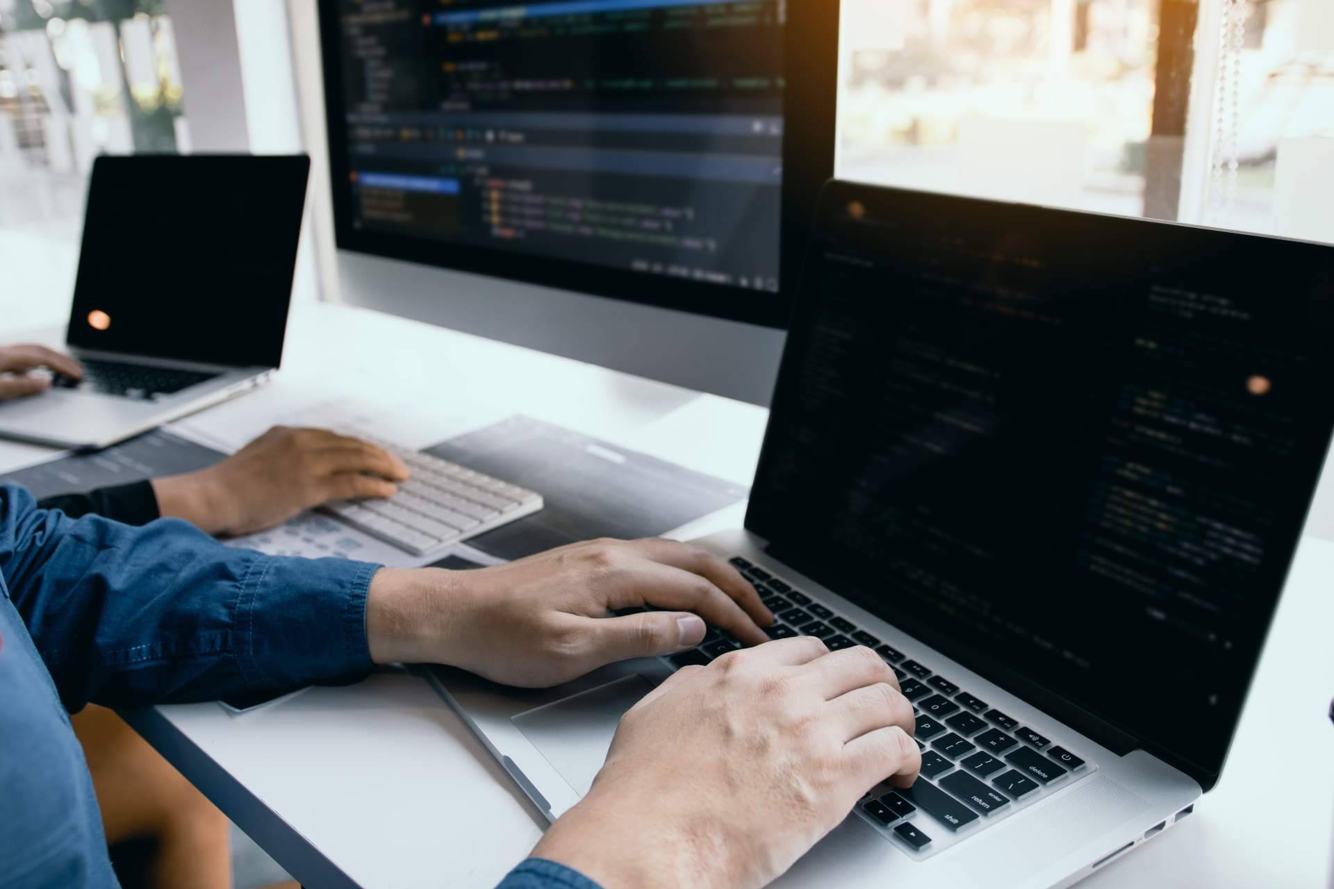 ¿Dónde se pueden encontrar especialistas en mantenimiento web?, en Idital