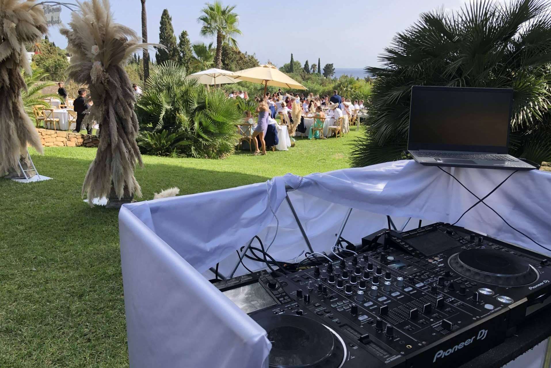 Servicio de rent DJ equipment Ibiza de la empresa AlquilarSonido