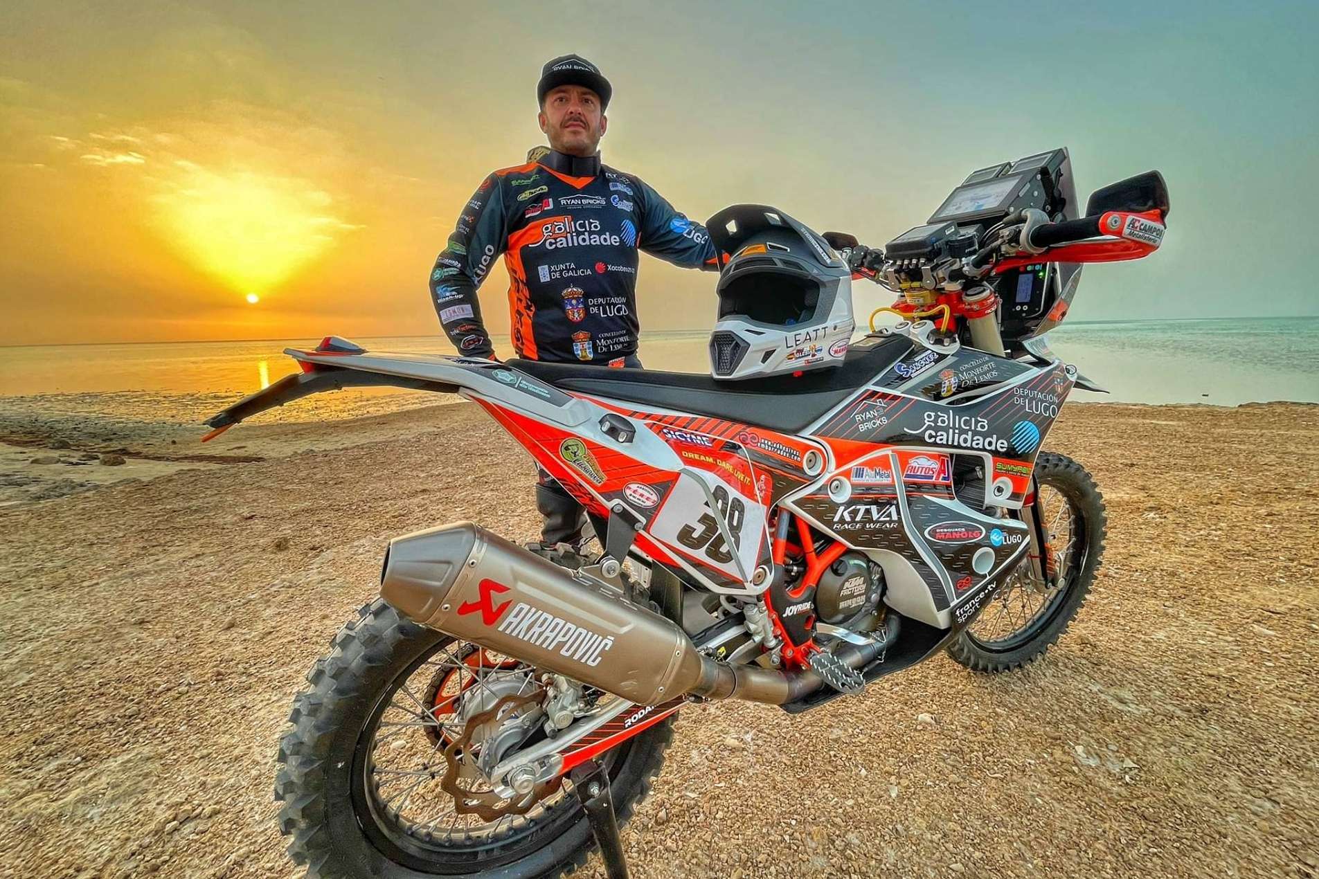 ADHESIVOSEMBARRADOS dispone de ropa para participar en el Rally Dakar