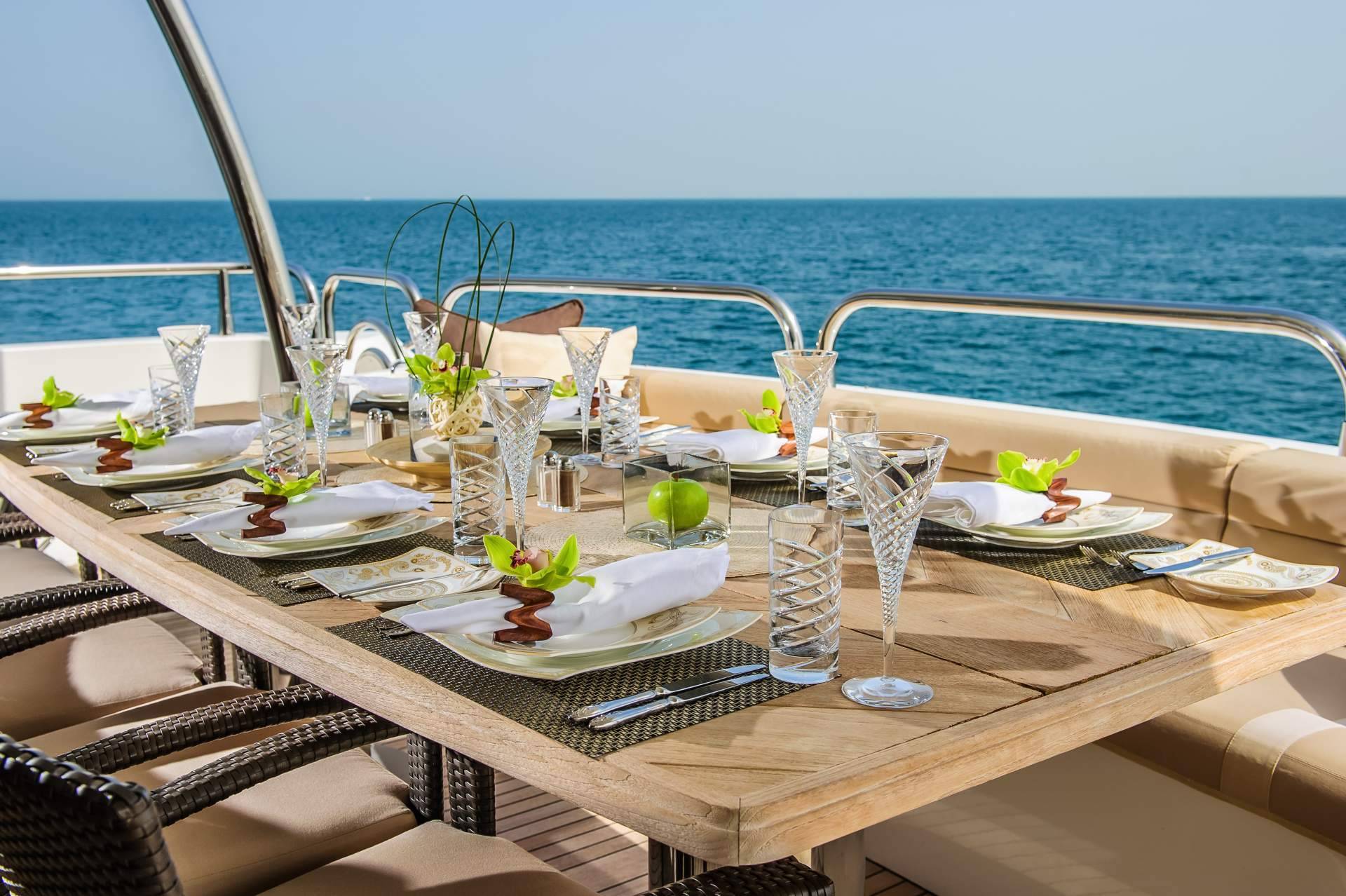 Alquilar un catamarán o barco para una cena de empresa con Sondevela