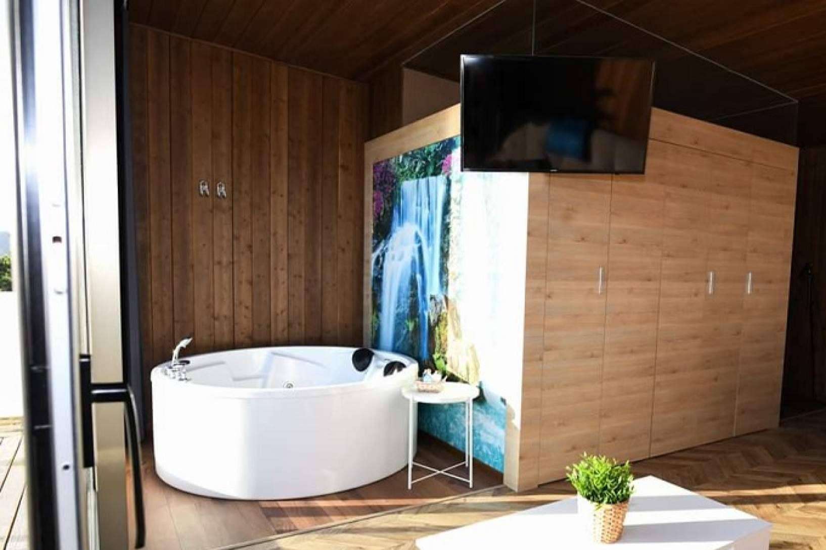 Con las bañeras redondas de Hidromasajes Eca, diseñar un rincón íntimo para el relax