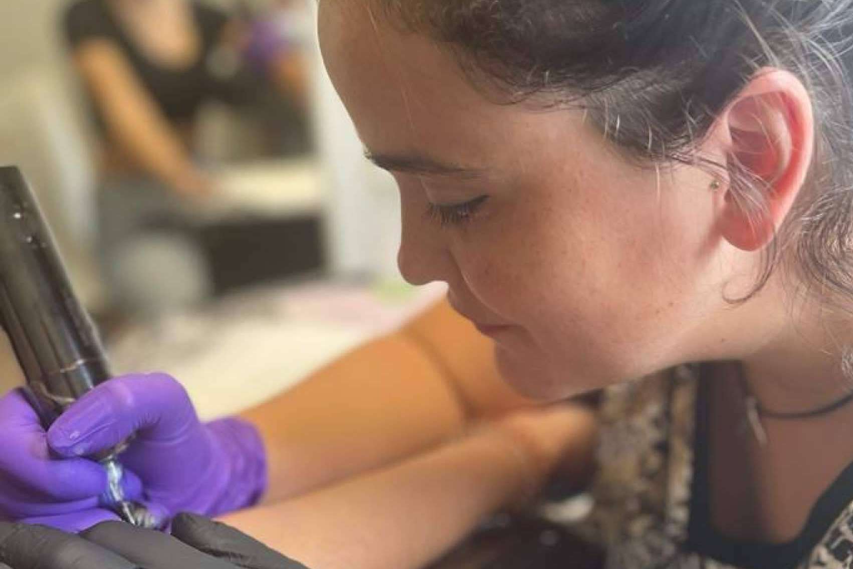 Tatuajes Hechos con Amor, el estudio que diseña tatuajes personalizados con historia