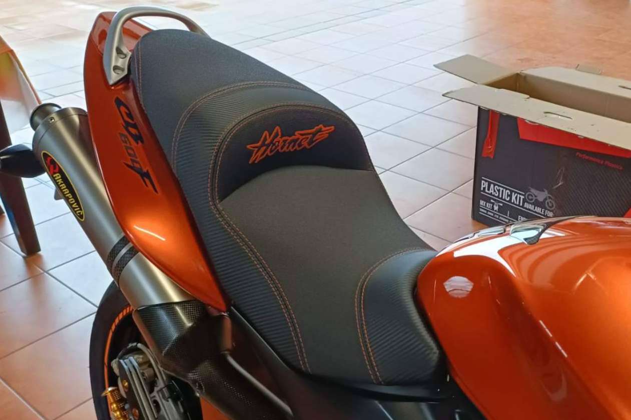 Asientos para motos personalizados con la firma JM-FUNDAS