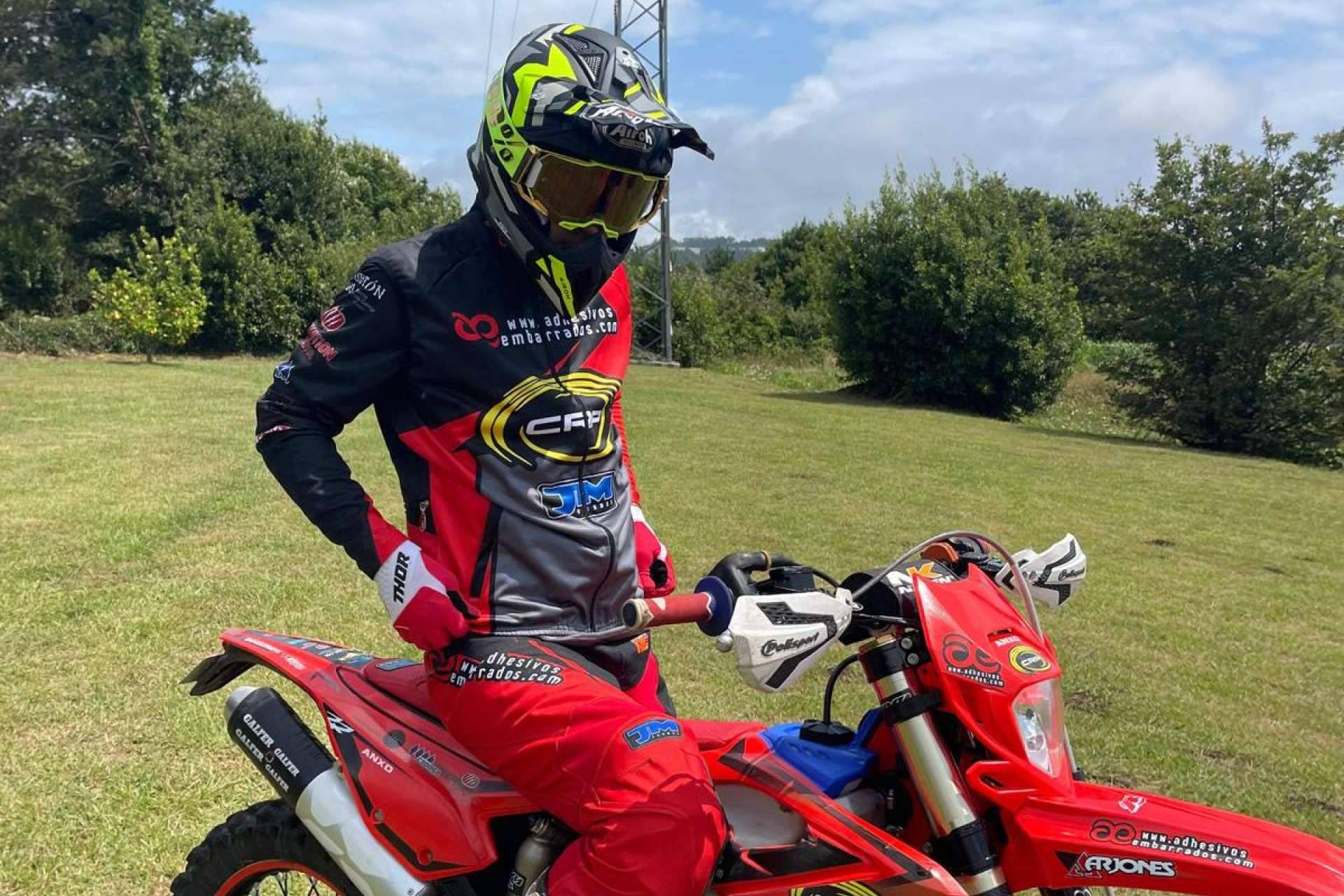 El catálogo de adhesivos personalizados motocross de ADHESIVOSEMBARRADOS