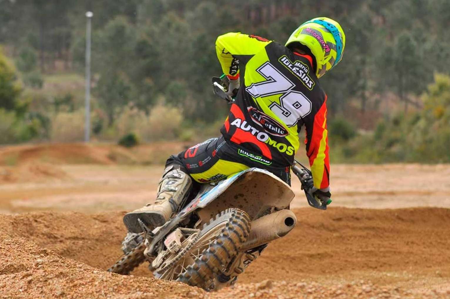 Adquirir ropa personalizada para practicar motocross y enduro
