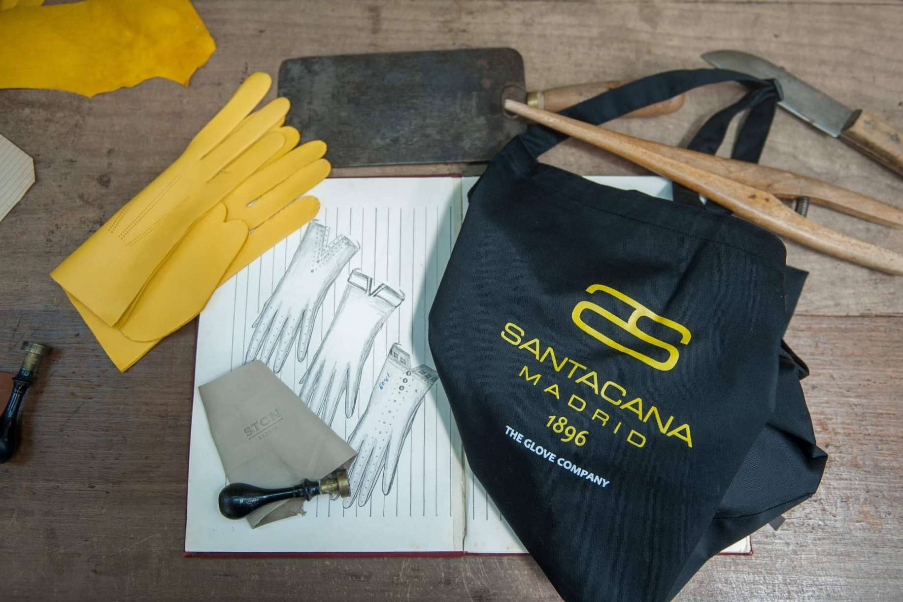 Fabricación de guantes a medida desde 1896, de la mano de Santacana