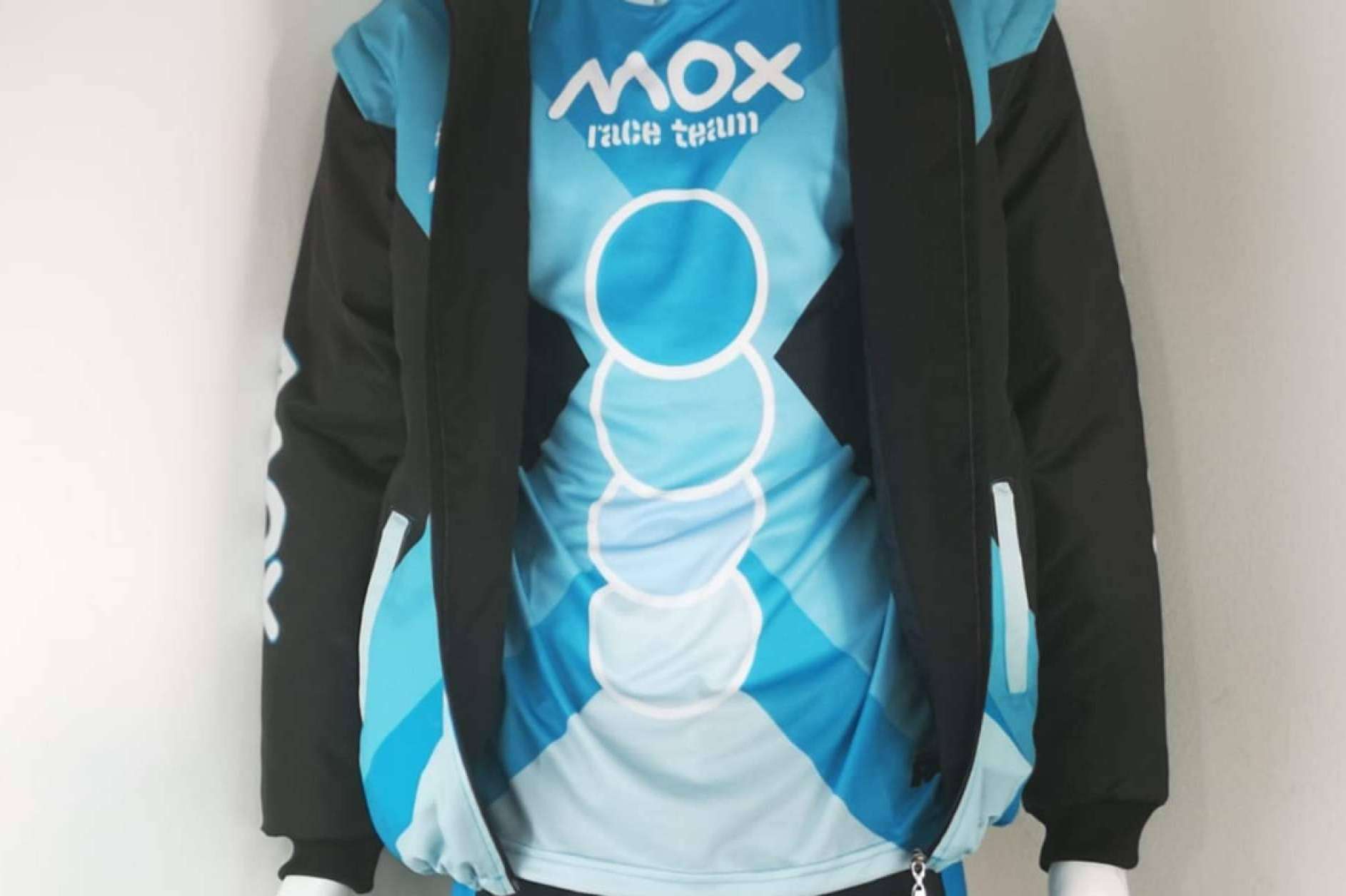 La importancia de la ropa personalizada en motocross, con ADHESIVOSEMBARRADOS