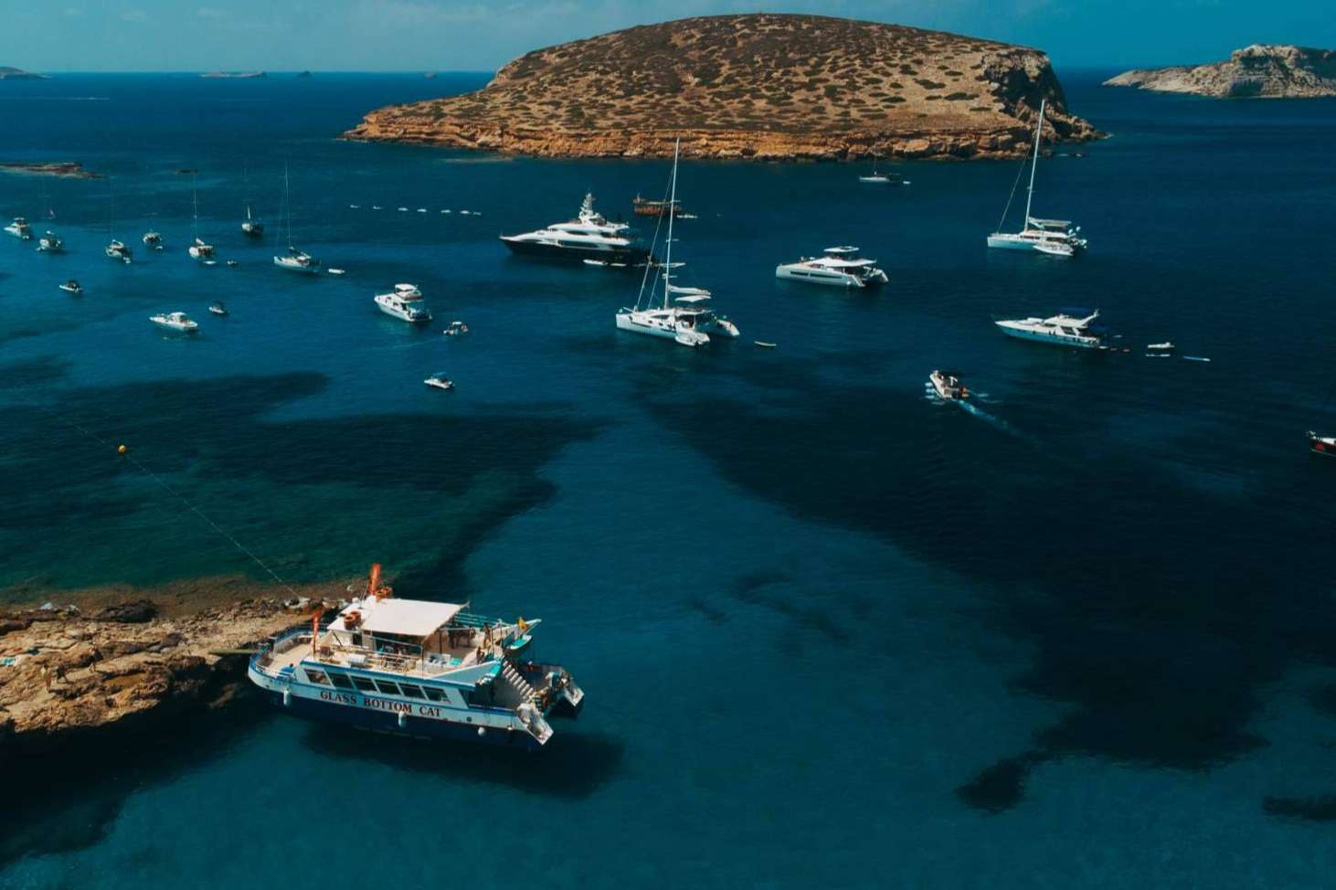Float Your Boat ofrece un servicio de crucero calas de Ibiza con paddle, snorkel, comida y bebidas