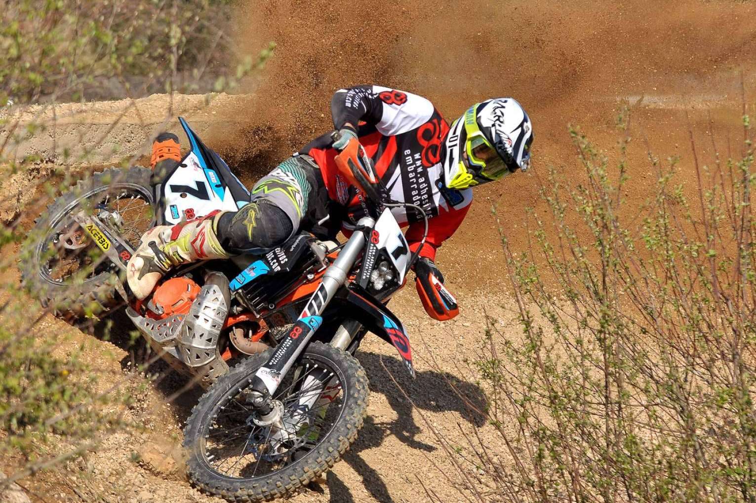 ADHESIVOSEMBARRADOS pone a disposición adhesivos para moto offroad