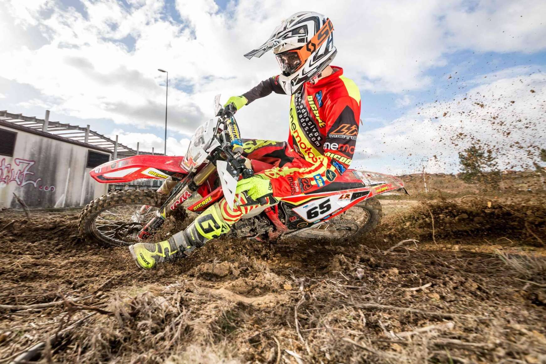 Plásticos y adhesivos para motos offroad con ADHESIVOSEMBARRADOS