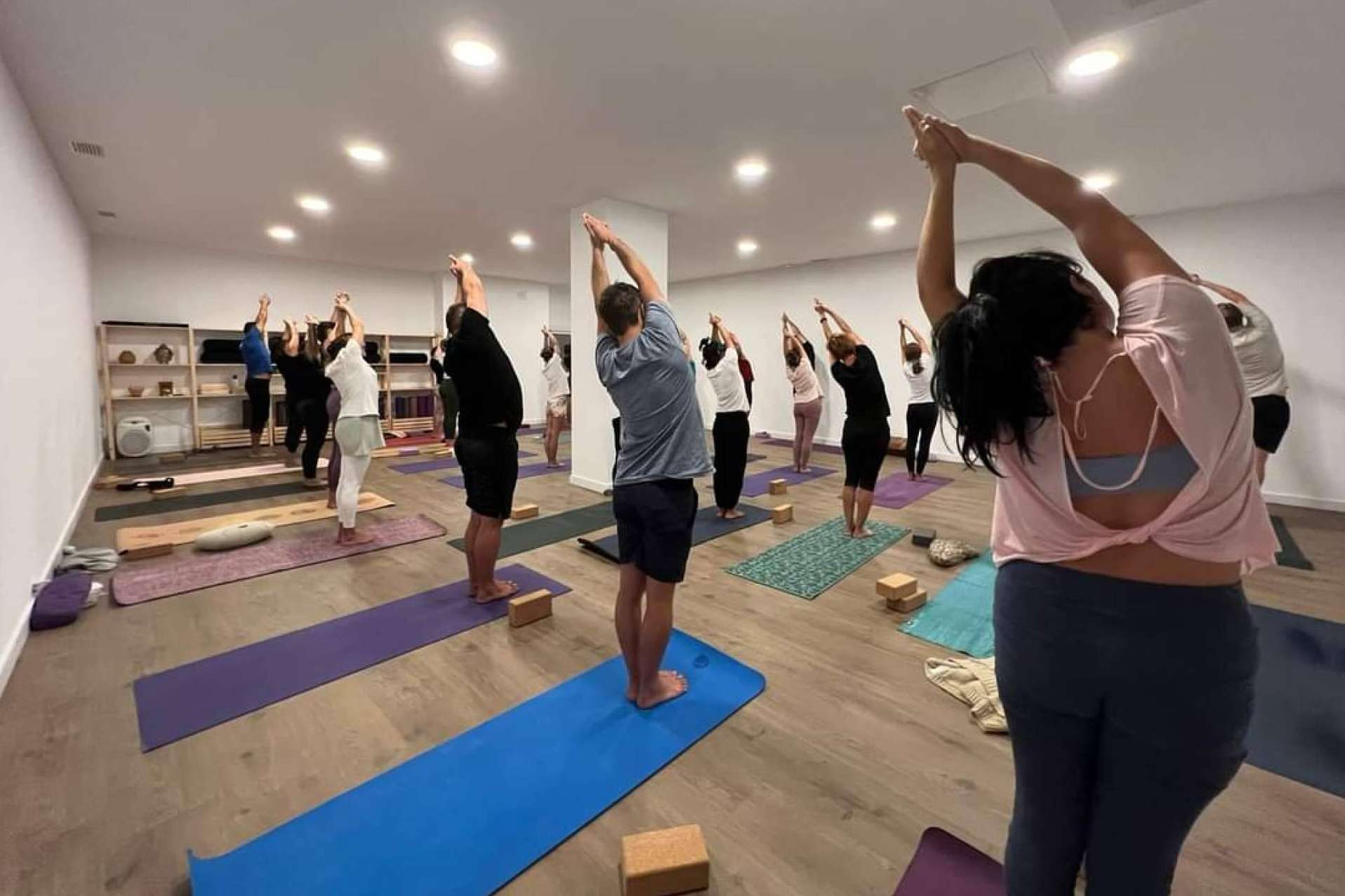 ¿Cómo obtener la titulación de profesor de yoga?, todos los detalles del programa con Om Shanti