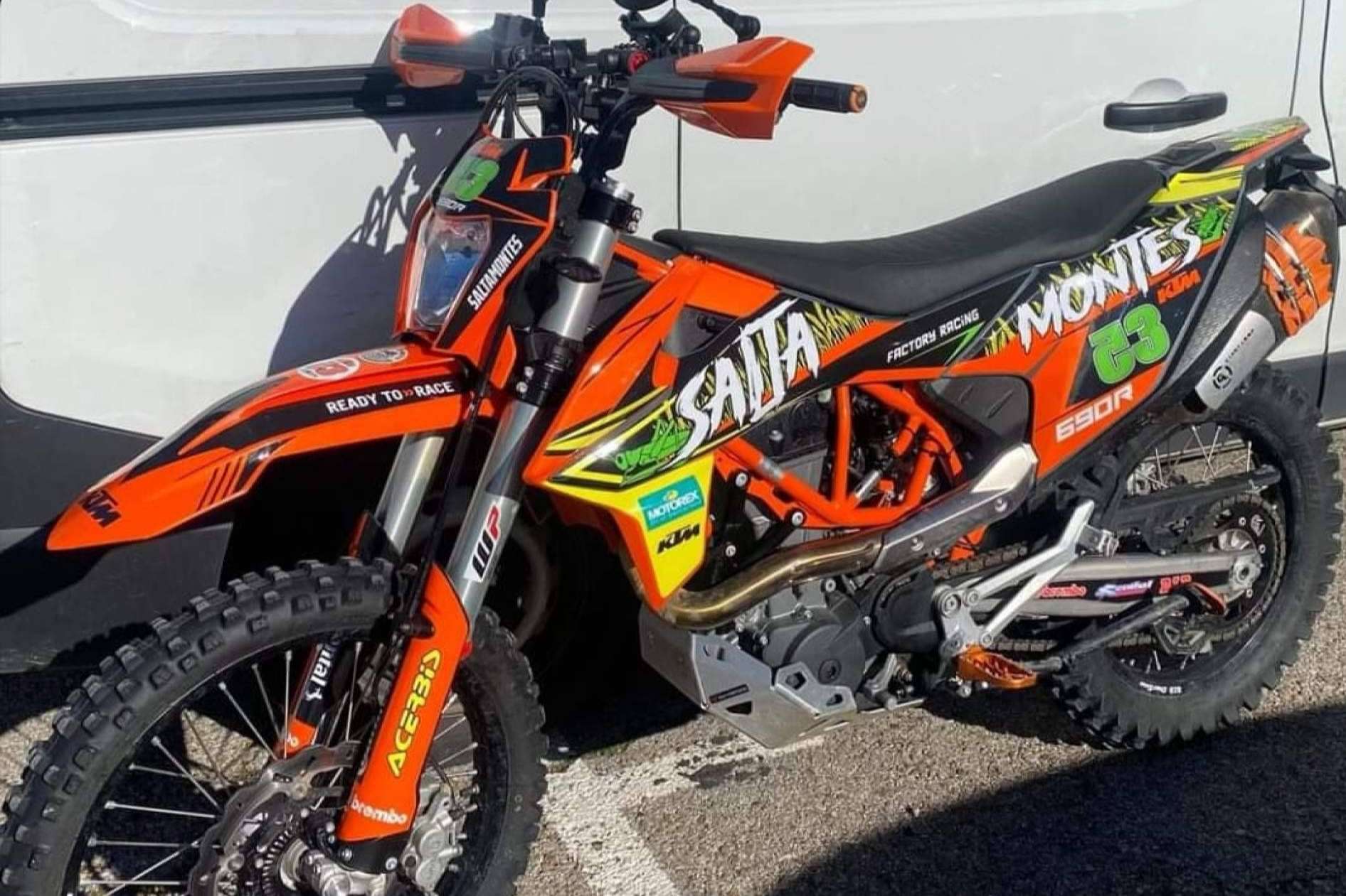 Dar un nuevo aspecto a la moto con plásticos y adhesivos de motocross