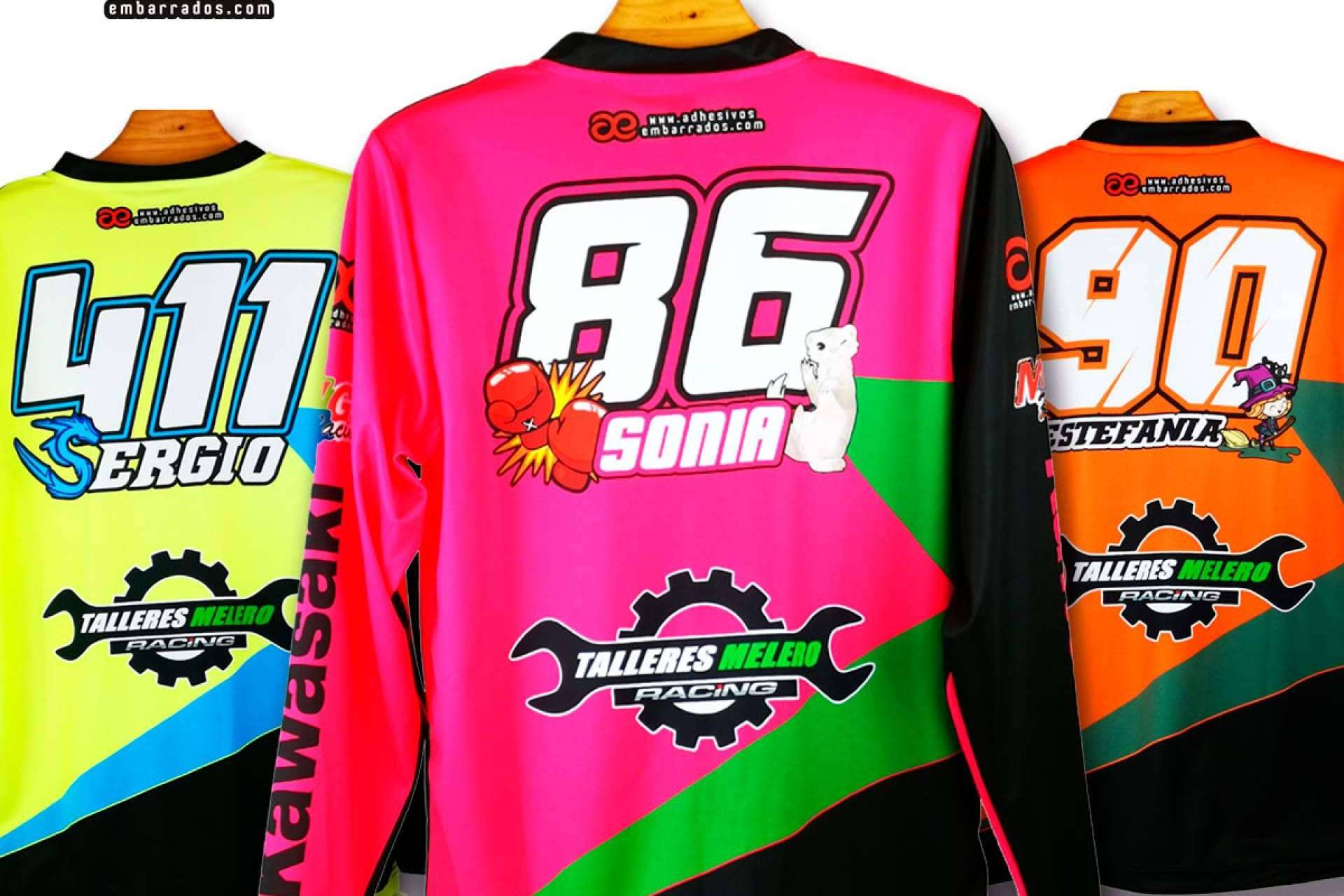 ADHESIVOSEMBARRADOS y sus equipaciones personalizadas para los amantes de las motos