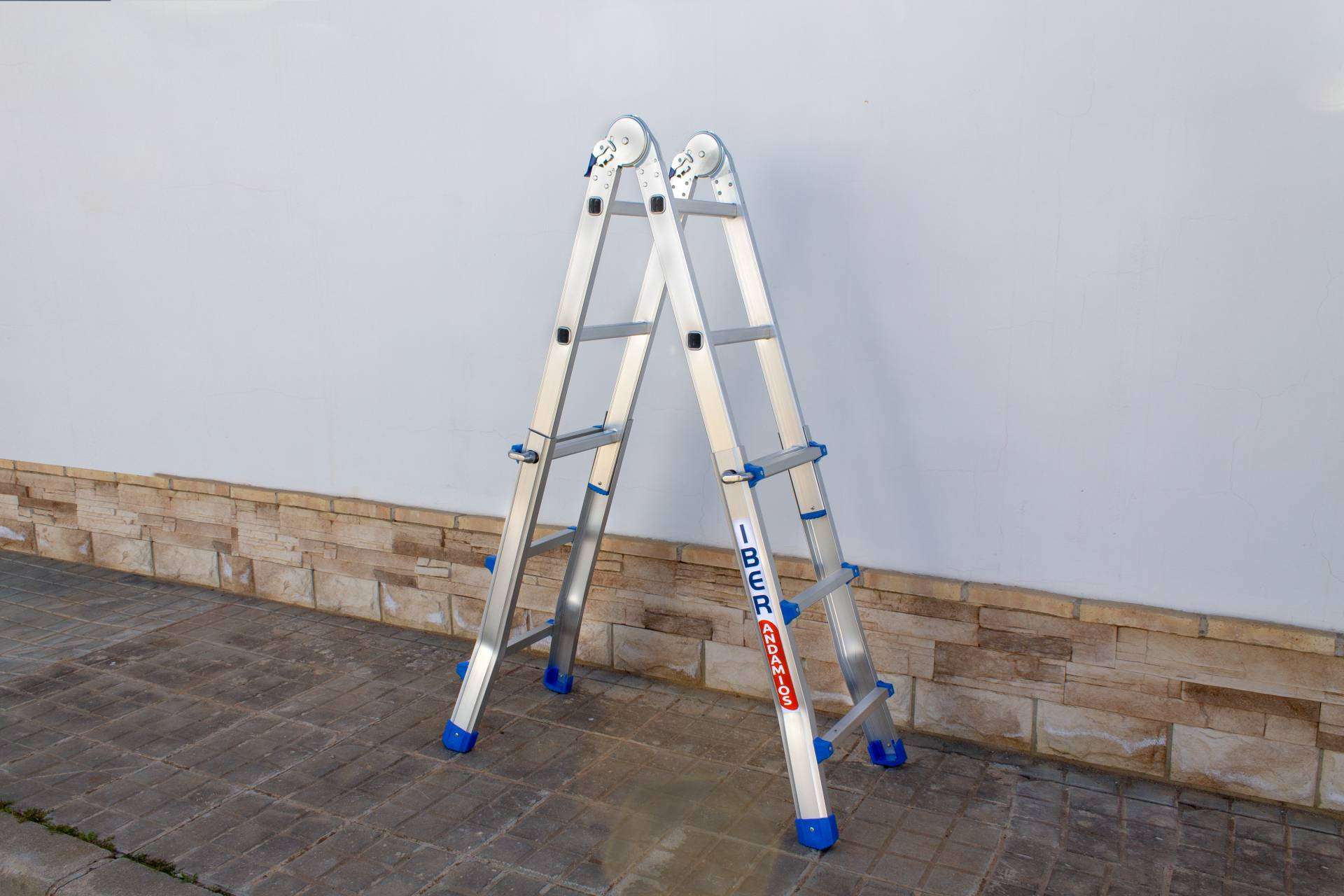 IBERANDAMIOS amplía su catálogo de escaleras de aluminio profesionales