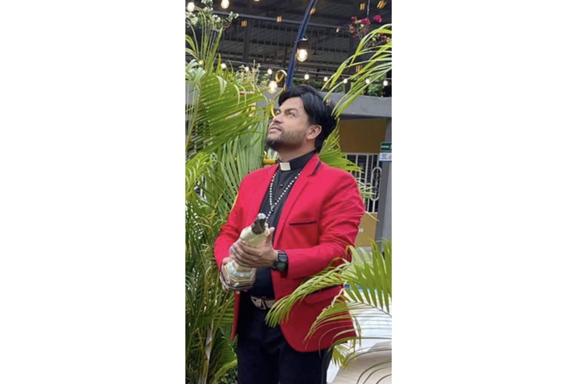 El sacerdote youtuber Camilo Cardozo es tendencia en Reino Unido