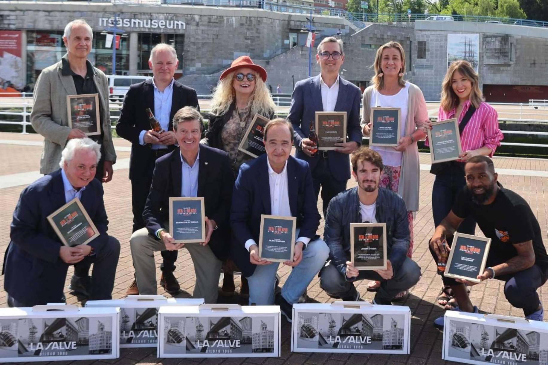 LA SALVE ha entregado los reconocimientos 'Ser de Bilbao' en un acto especial junto a la ría