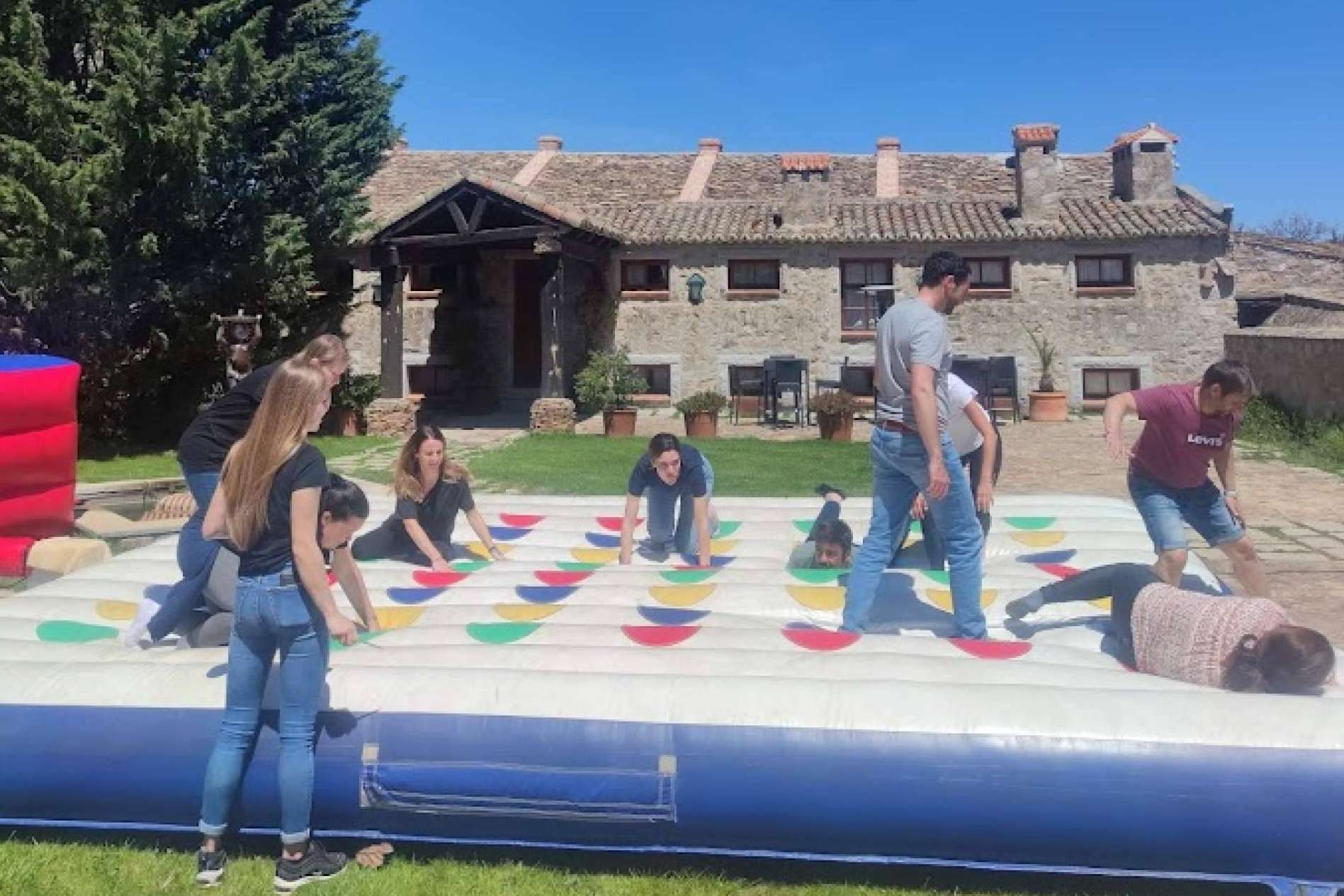 Vivir momentos de aventura y supervivencia con amigos, familiares o compañeros de trabajo con No Name Sport