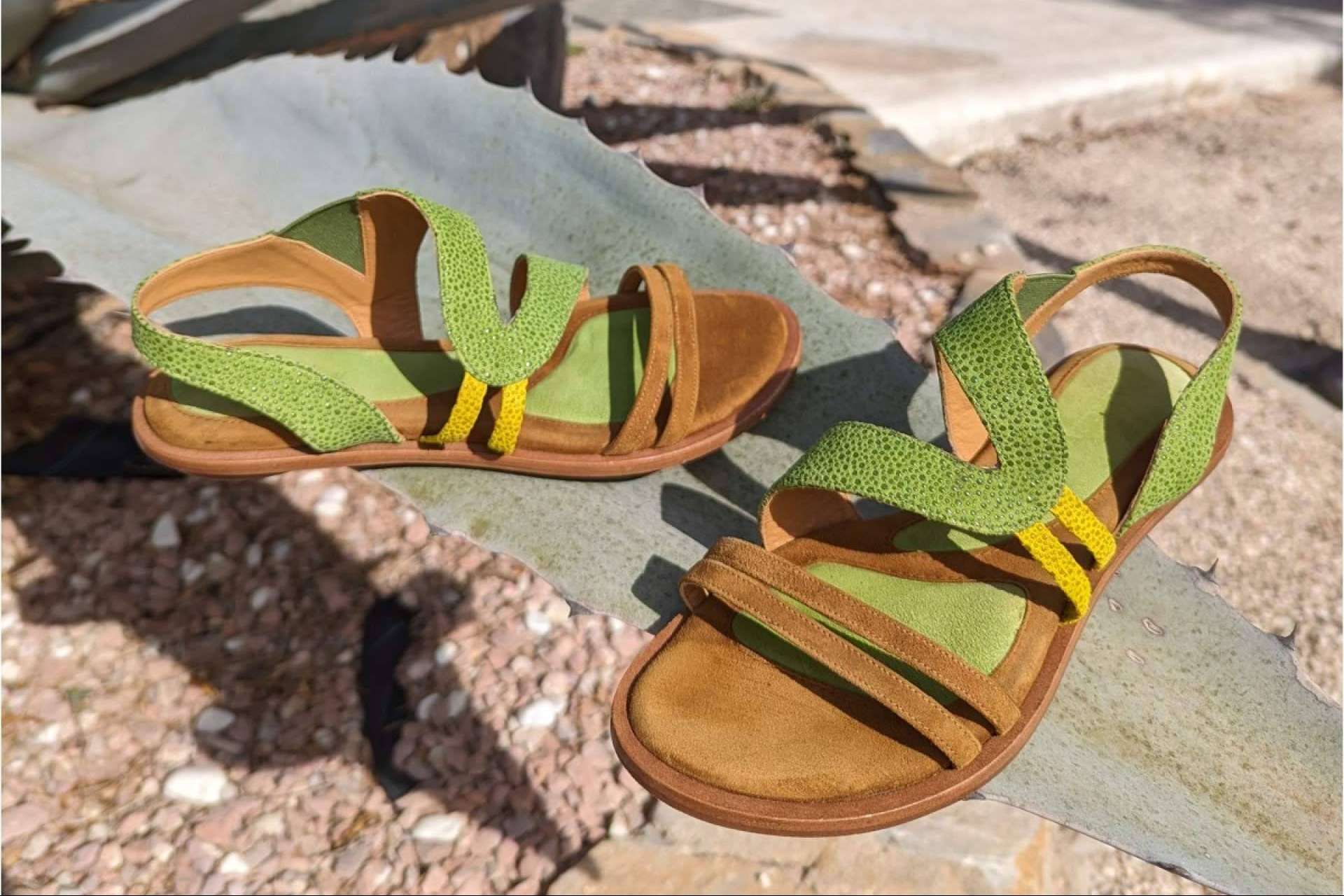 Los beneficios de las sandalias planas para el verano