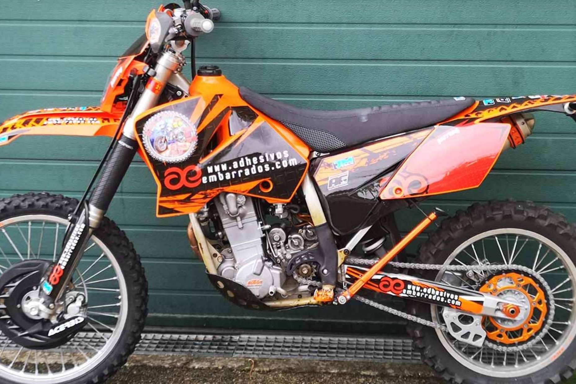 ADHESIVOSEMBARRADOS personaliza la aventura offroad con sus pegatinas para motos
