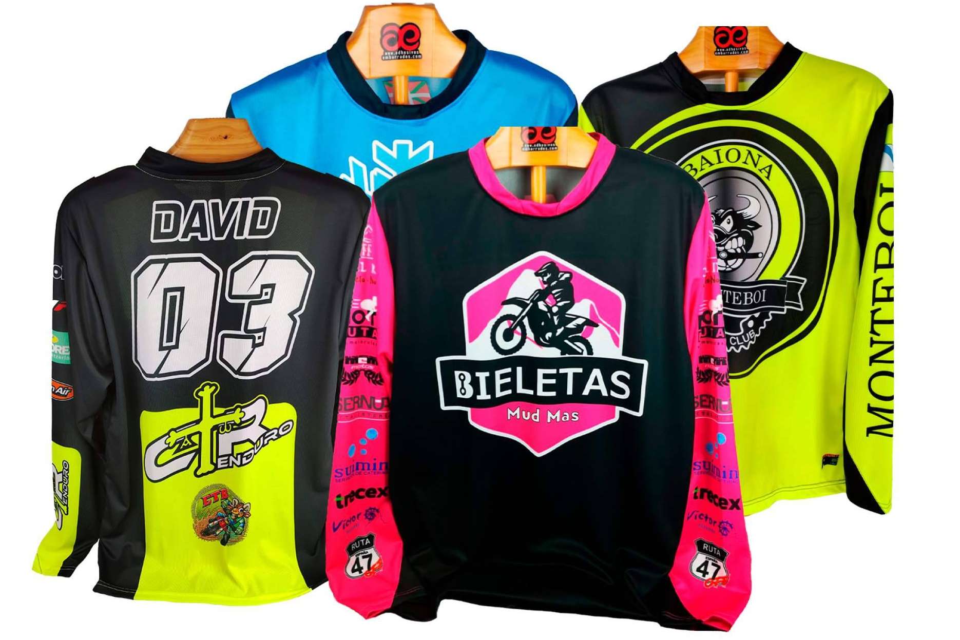 Ventajas de ADHESIVOSEMBARRADOS en ropa de motocross personalizable
