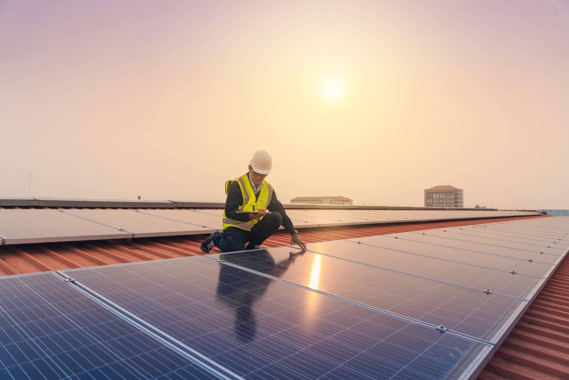 Una empresa experta en mantenimiento de placas solares, Acierta Eficiencia