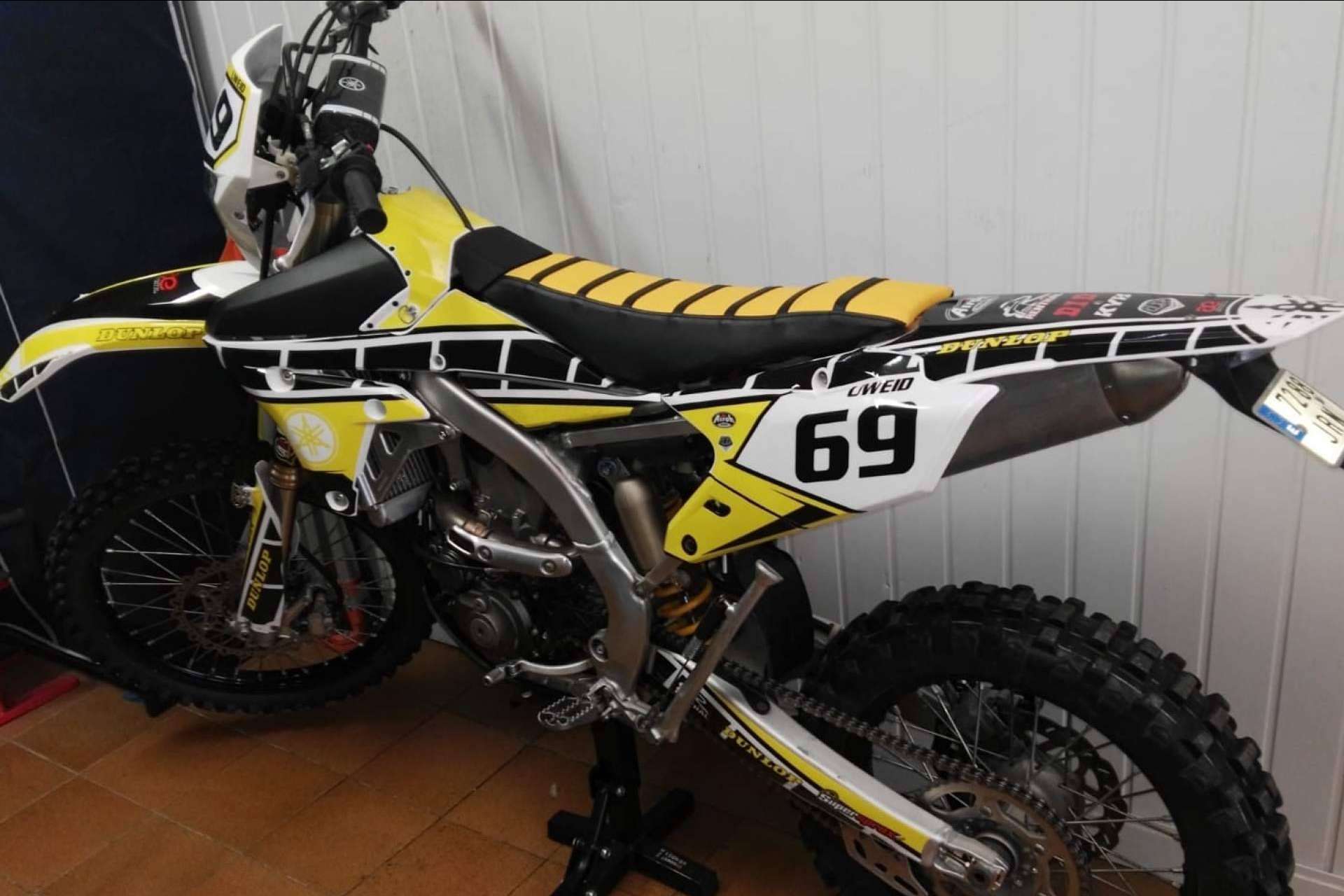 ADHESIVOSEMBARRADOS presenta sus nuevos diseños de kits de adhesivos para moto