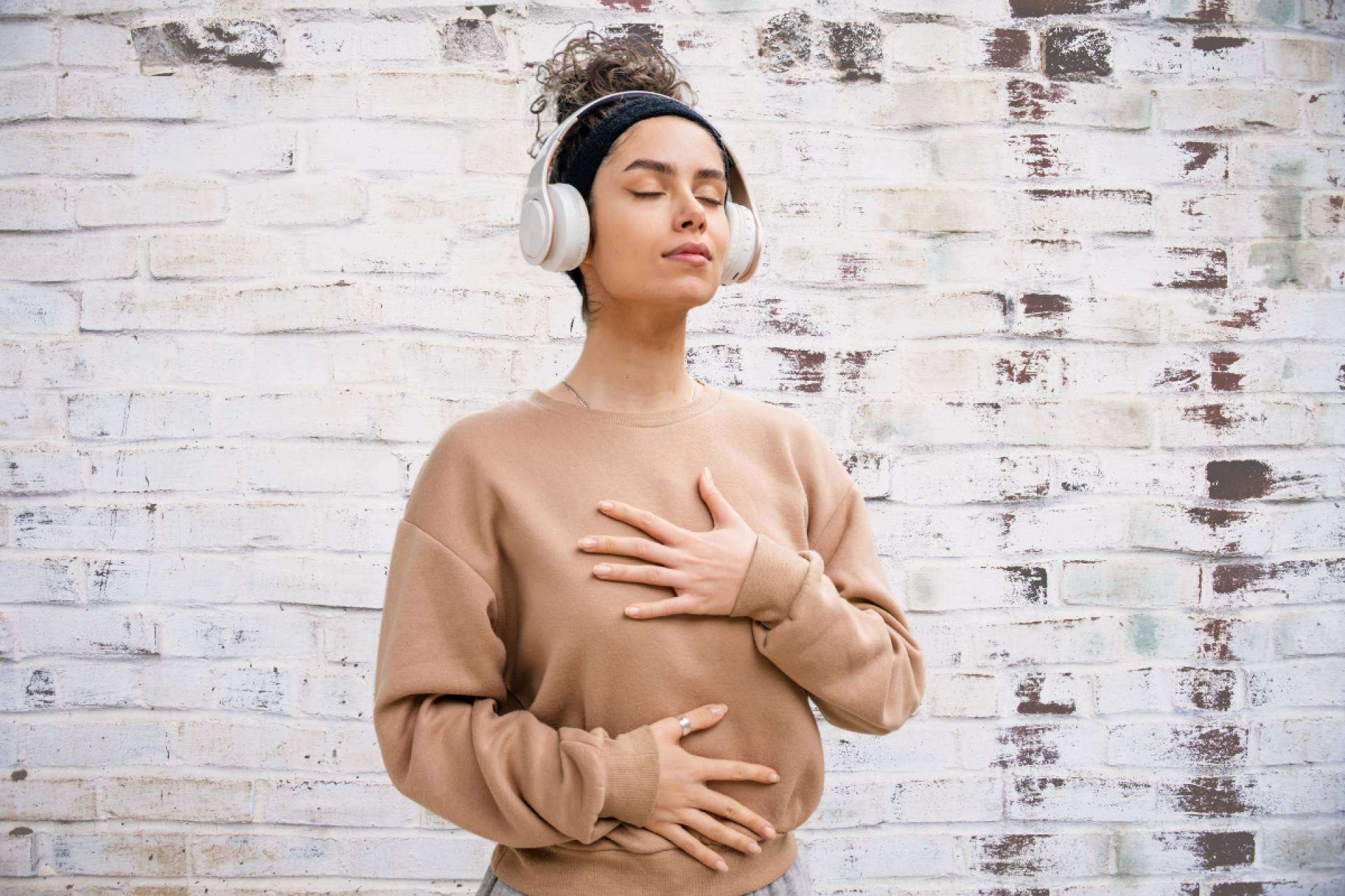 Con una meditación guiada es posible centrar la atención en el momento presente, por Sentirme Mejor