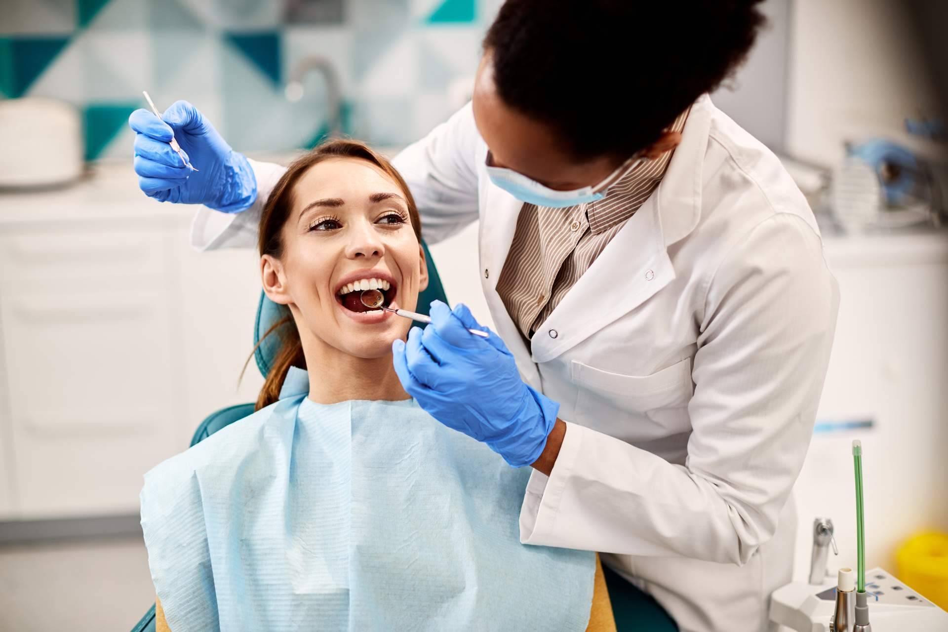 Para realizar un tratamiento de ortodoncia invisible o carillas dentales es clave contar con profesionales expertos