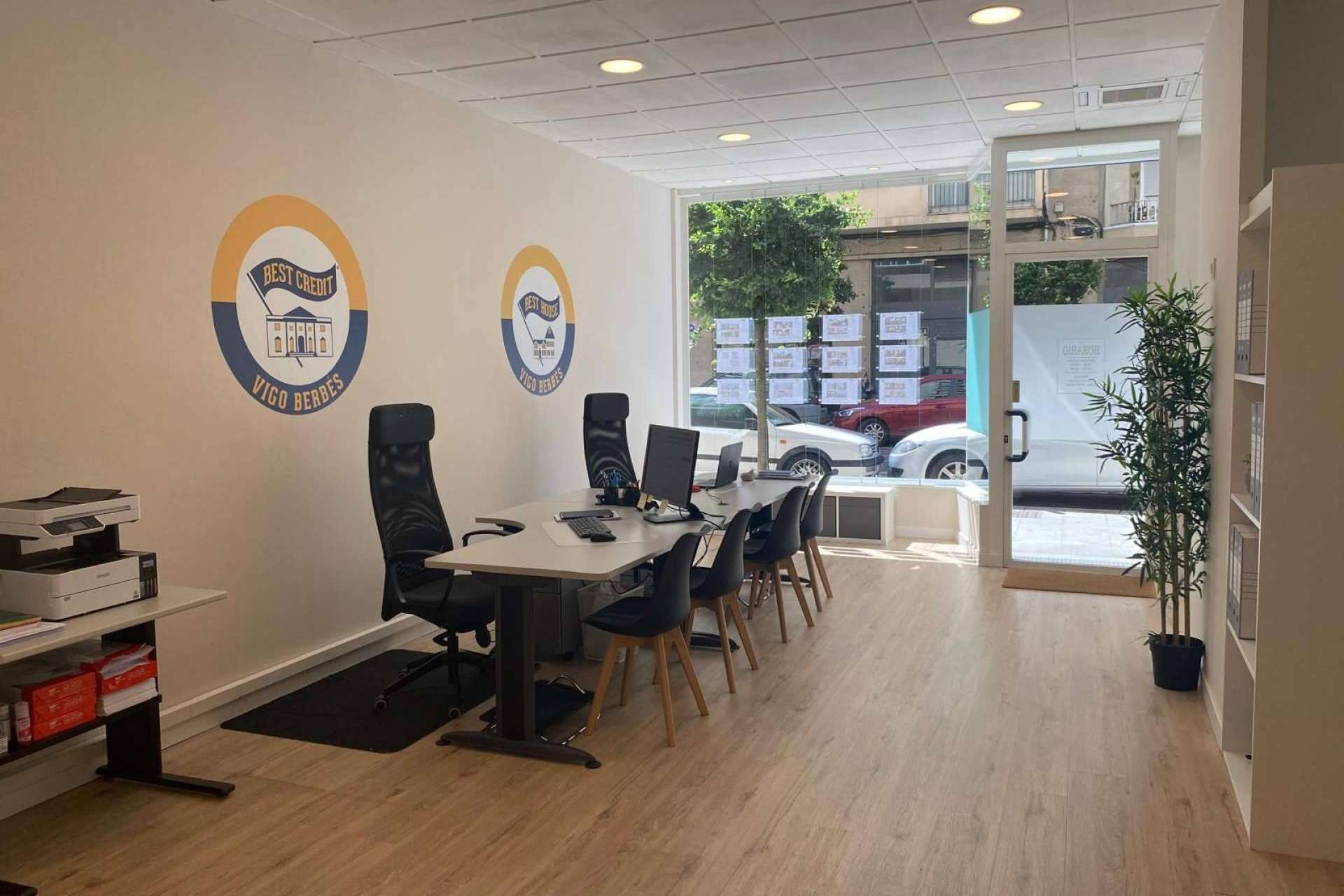Apertura del local comercial de los nuevos franquiciados de Best House en Vigo