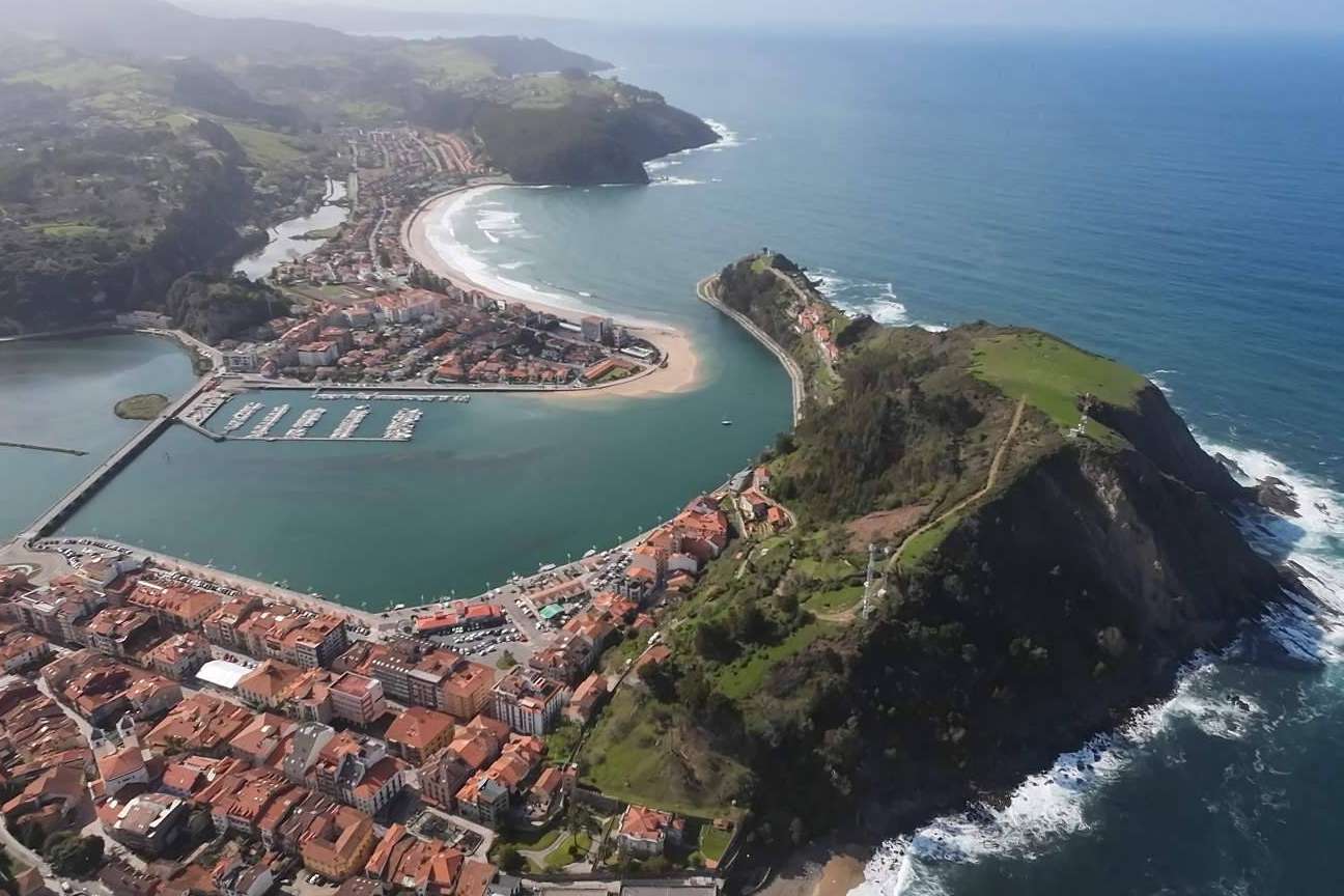 Volar en avioneta con Asturfly permite conocer Asturias desde el cielo