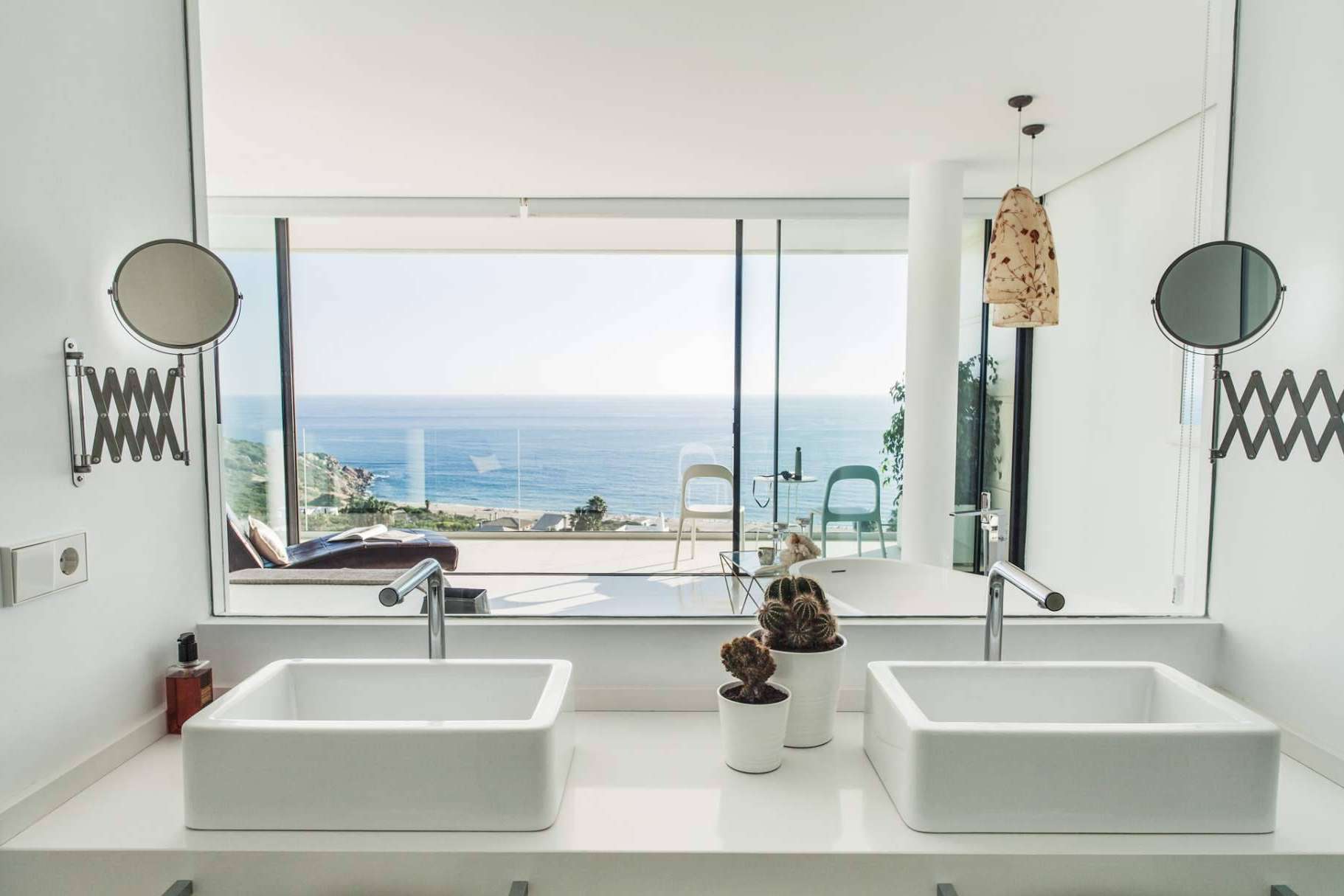 Despertar frente al mar en Villa Alkaram, lujo y confort en Zahara de los Atunes