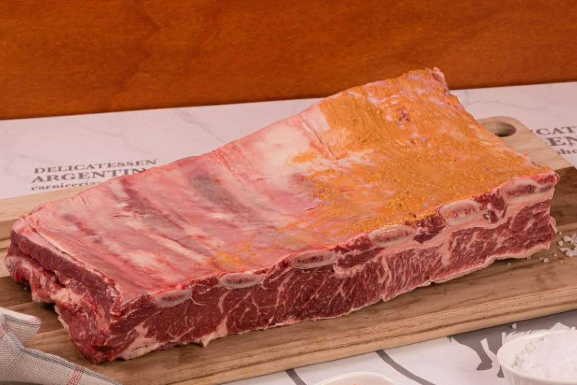 La tira de asado Angus de DeliArgentina, la joya del asado argentino
