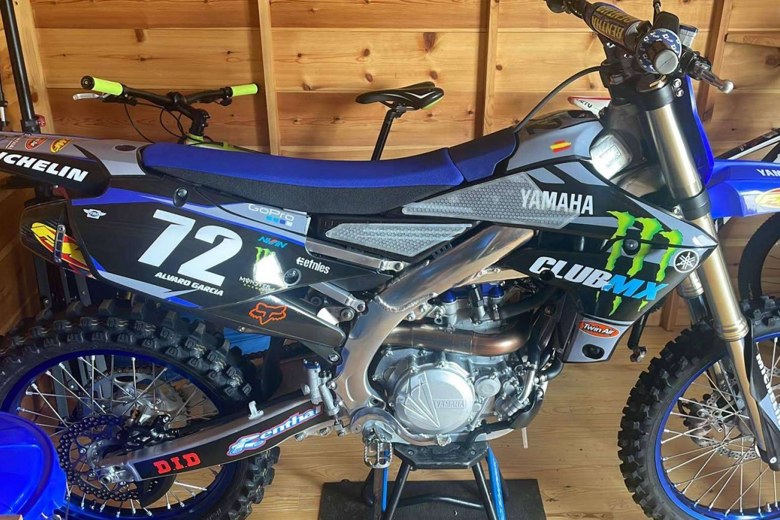ADHESIVOSEMBARRADOS se especializa en pegatinas para personalizar múltiples modelos de motos
