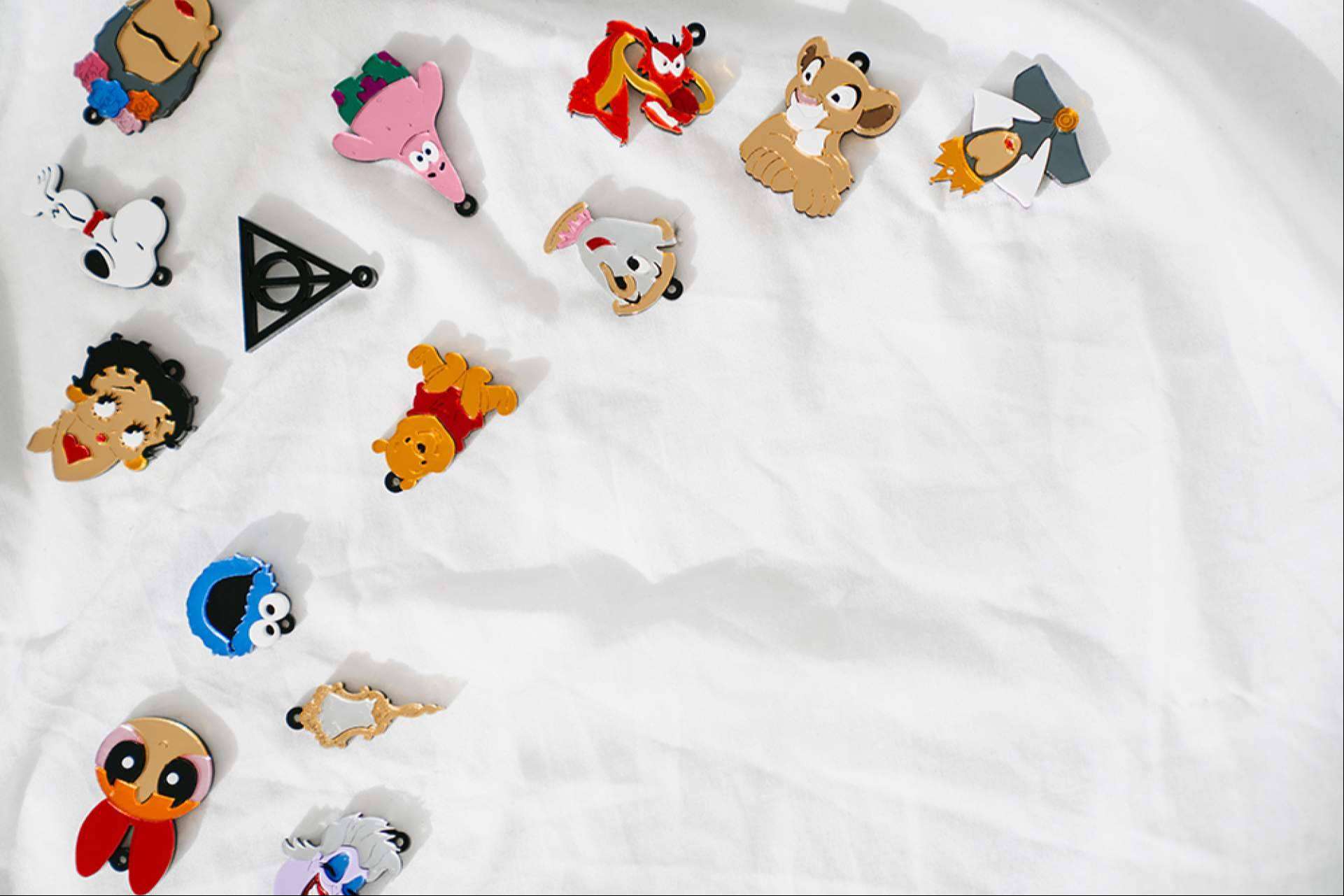 Marronynegro ofrece una amplia colección de complementos divertidos que aportan alegría y originalidad a los outfits