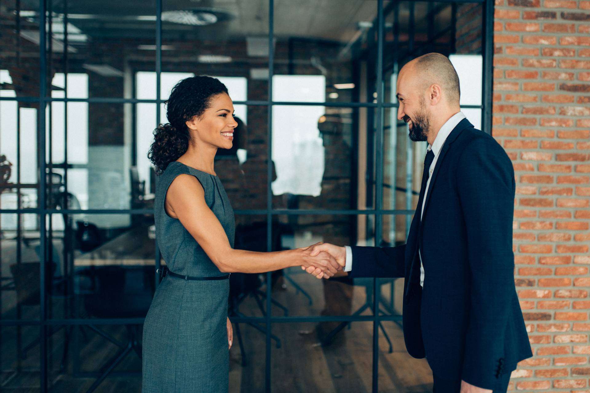 El Arte del Seguimiento Después del Networking; Cómo Utilizar la Tarjeta de Visita Digital Knowee al Máximo