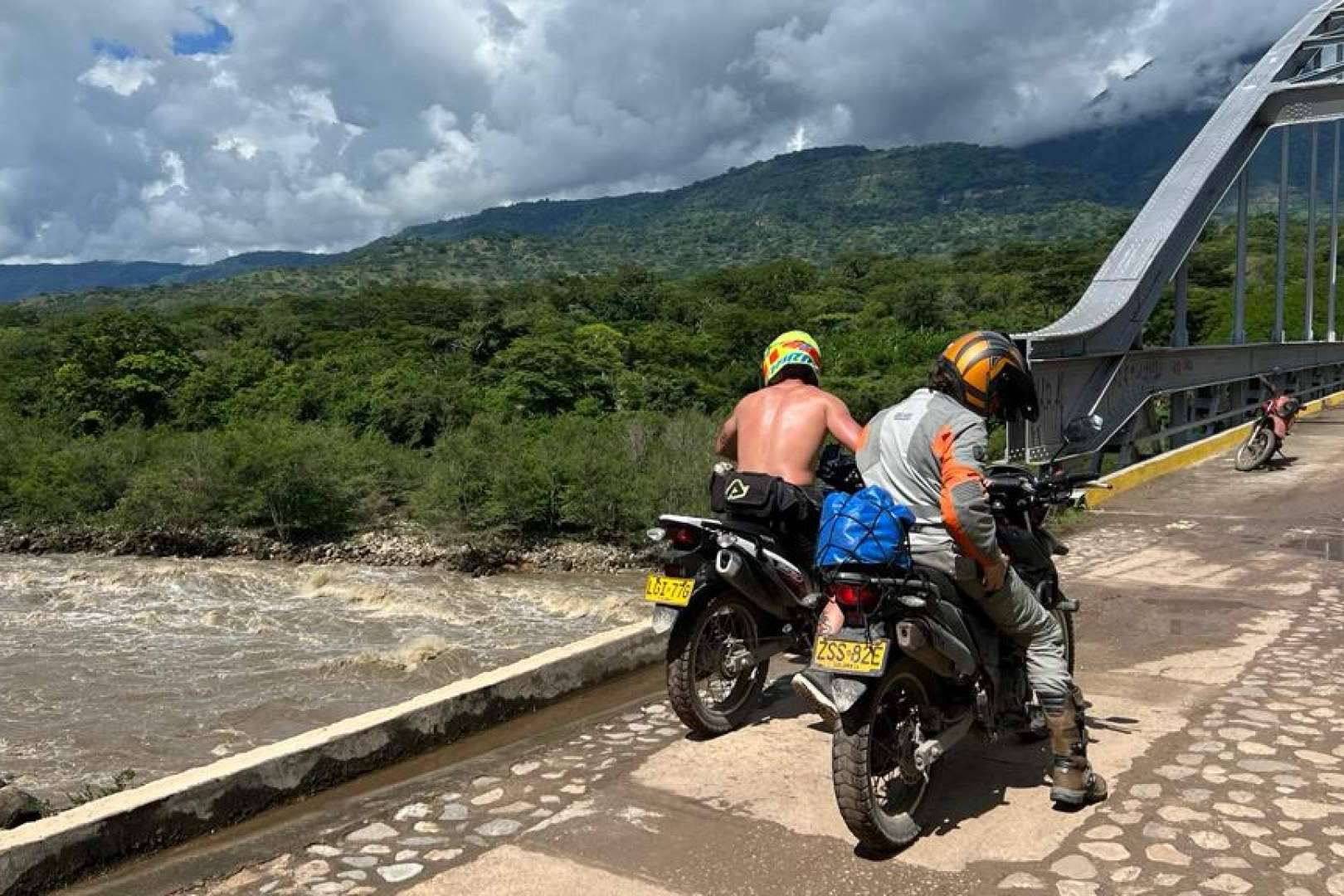 Viajar por Colombia en moto y recorrer sus playas, montañas y pueblos coloniales