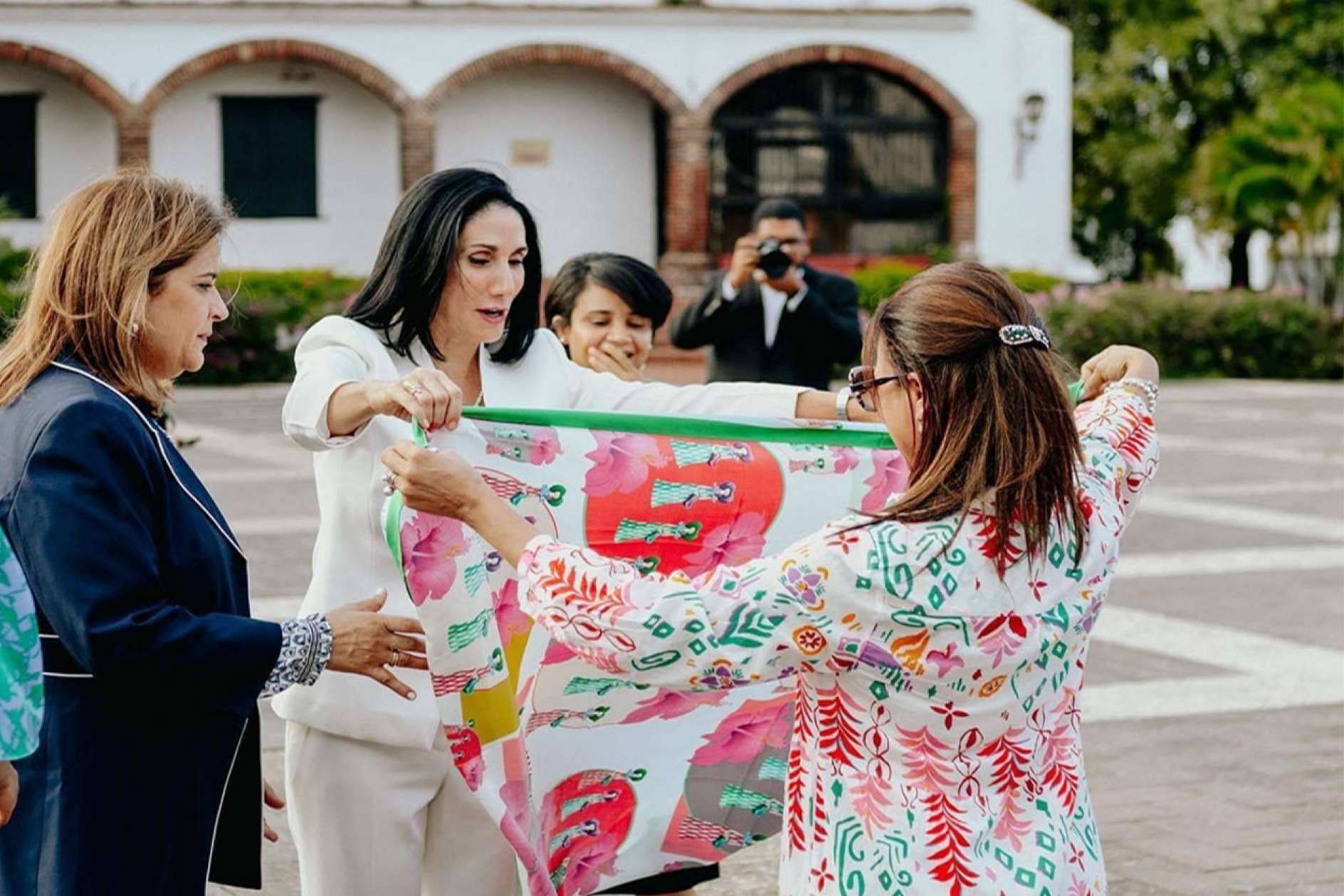 Gifinas revoluciona la moda en España con prendas inspiradas en las icónicas muñecas sin rostro