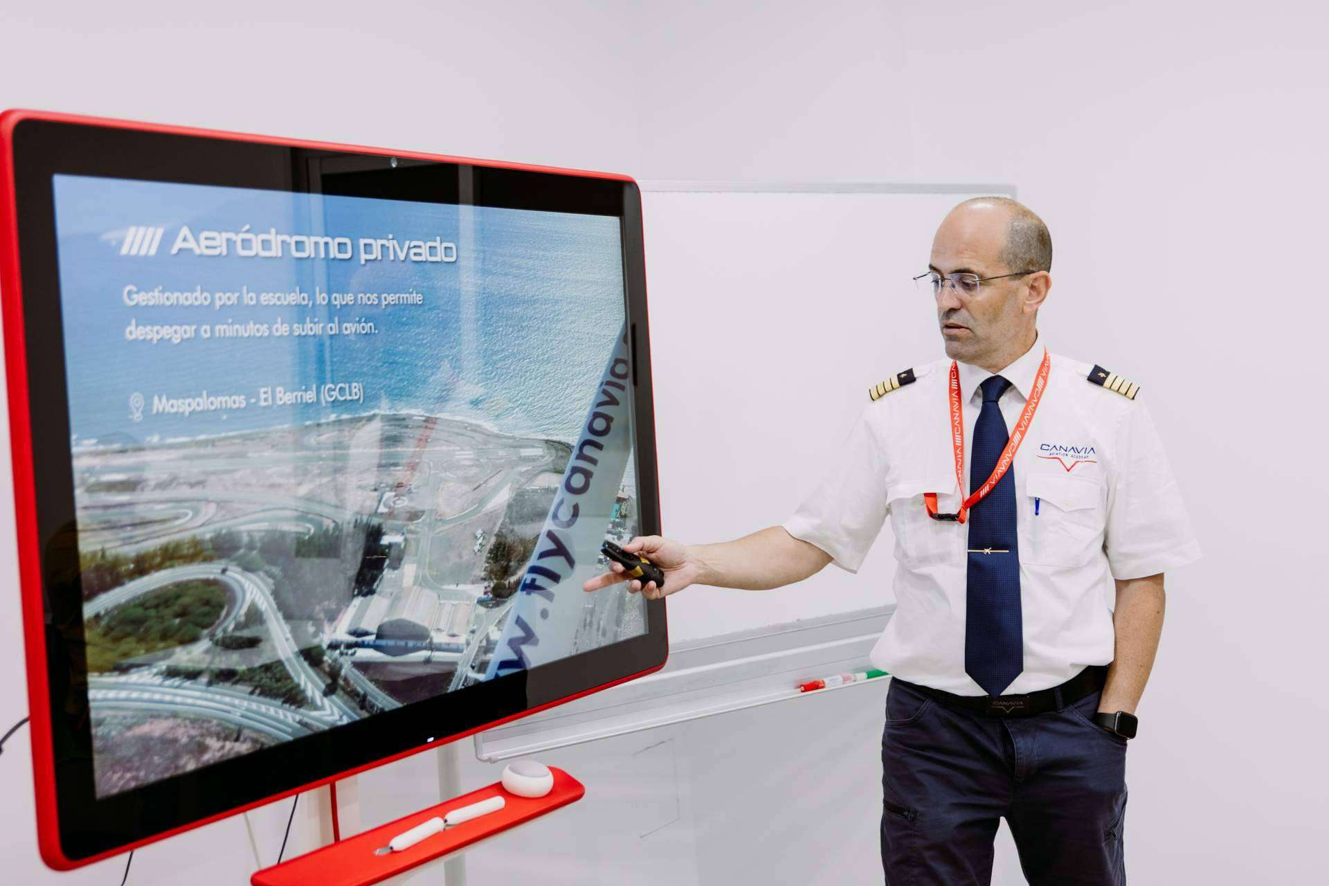 Decenas de jóvenes eligen cada año escuelas de aviación españolas, como Aviation Campus, para trabajar en el sector