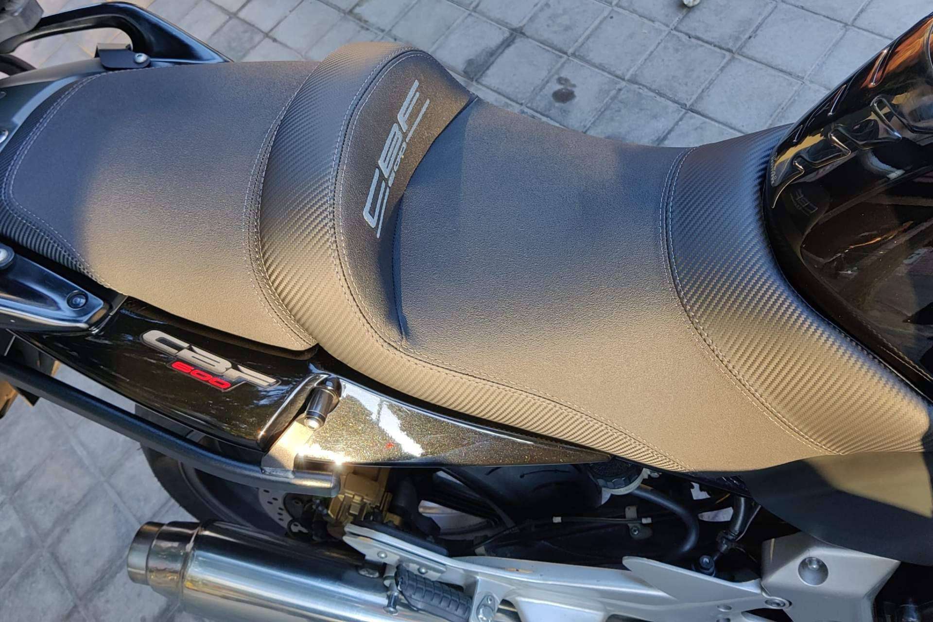 El placer de viajar en moto en verano con los asientos ergonómicos y confortables de JM-Fundas