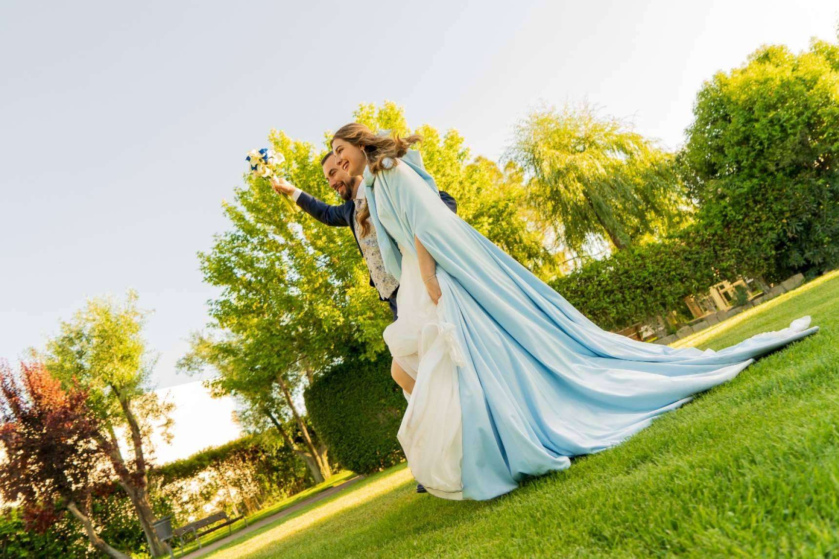 Las Capas de Novia; Una Tradición Renovada para la Moda Nupcial