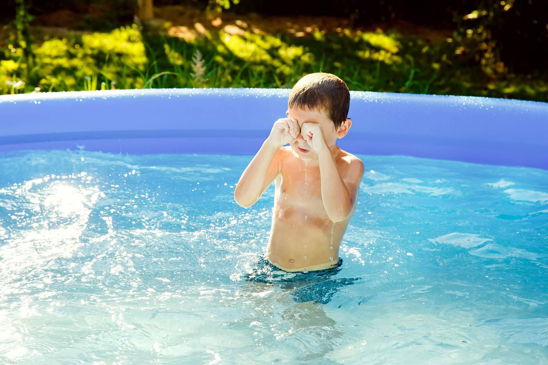 Consejos de especialistas sobre la protección de los ojos en la playa y piscina