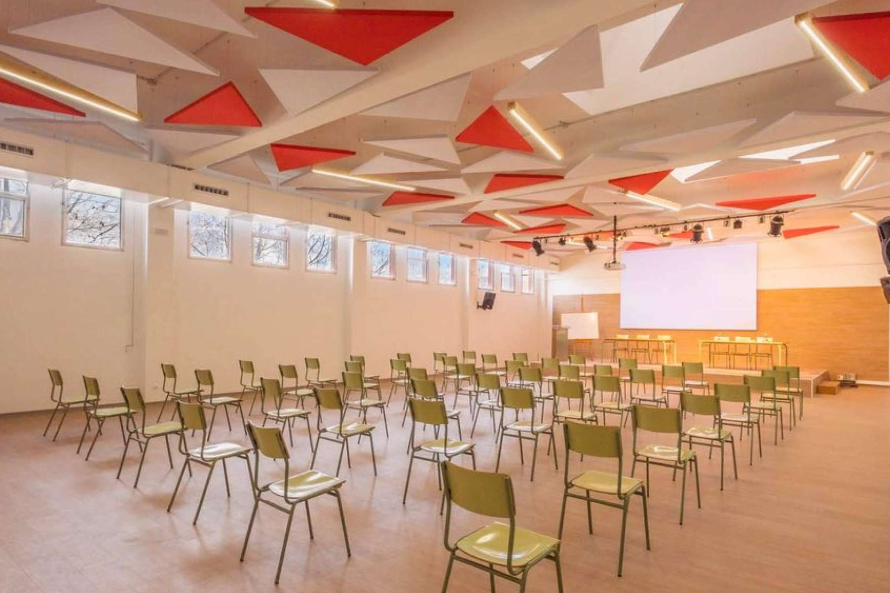 Paneles acústicos para reducir el ruido en los centros educativos con Absotec