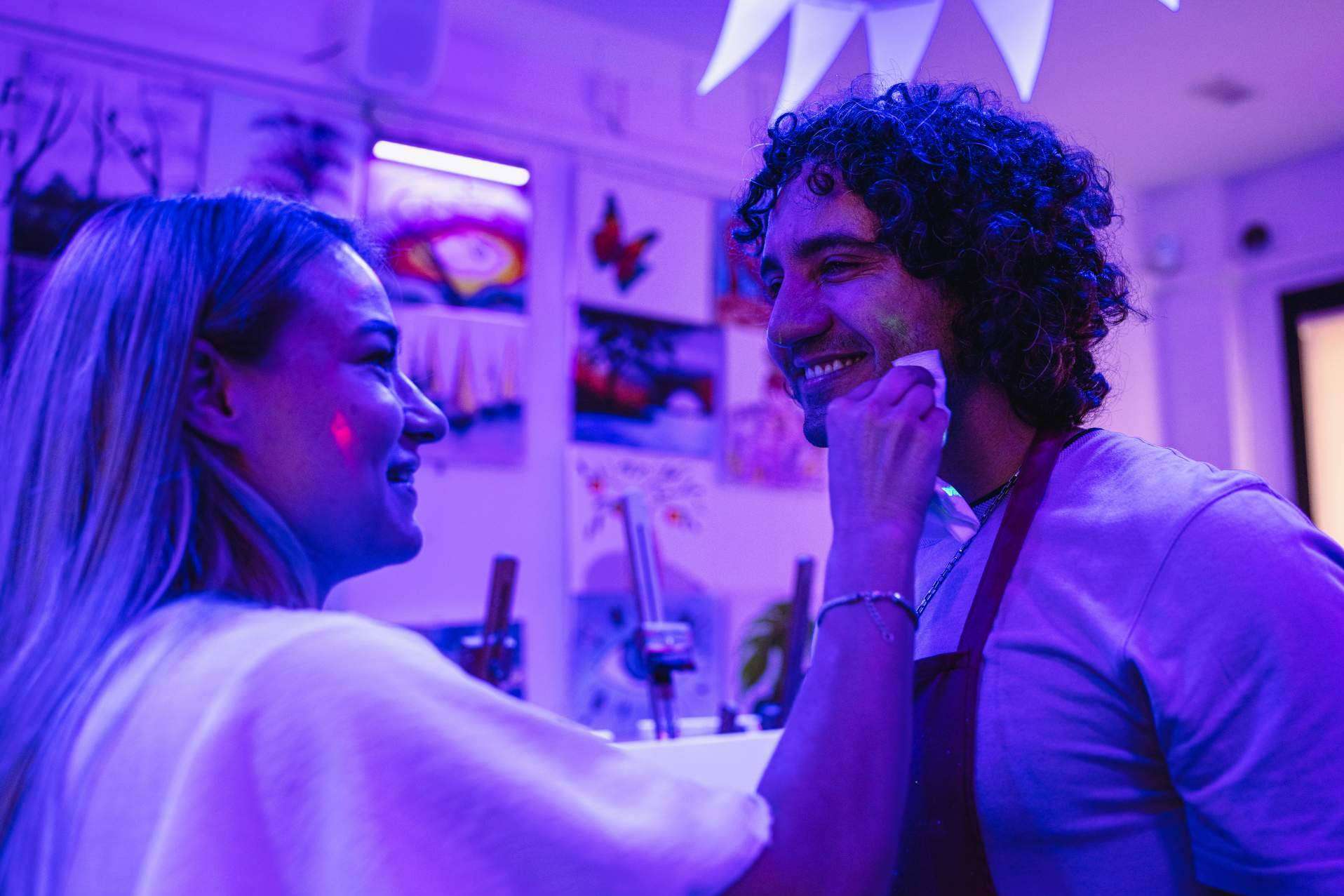 La nueva moda en España; Disfrutar de vino mientras se pintan cuadros flúor con Art&Wine