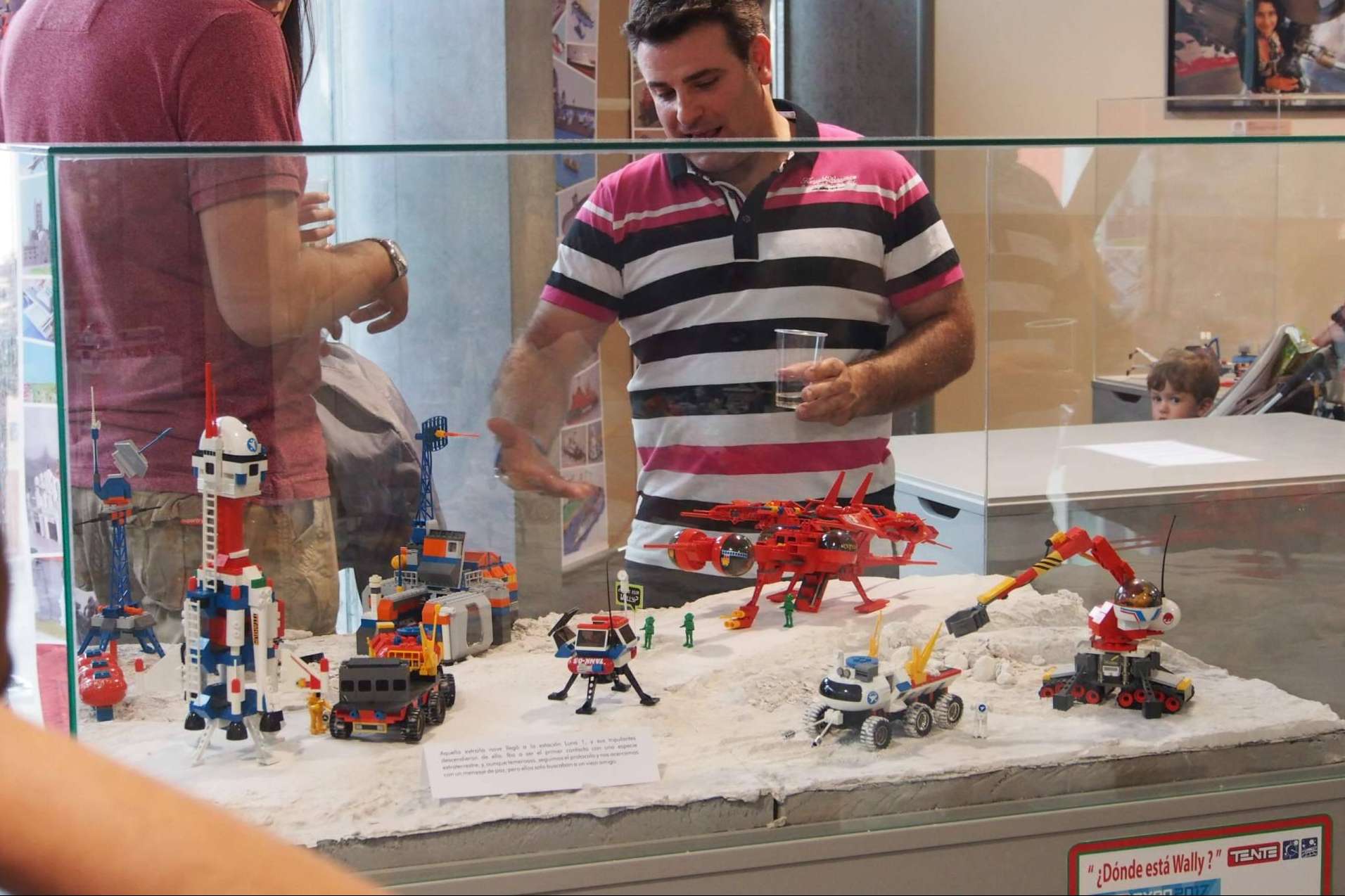 Exposición del juego de construcción TENTE en el centro comercial Valdebernardo