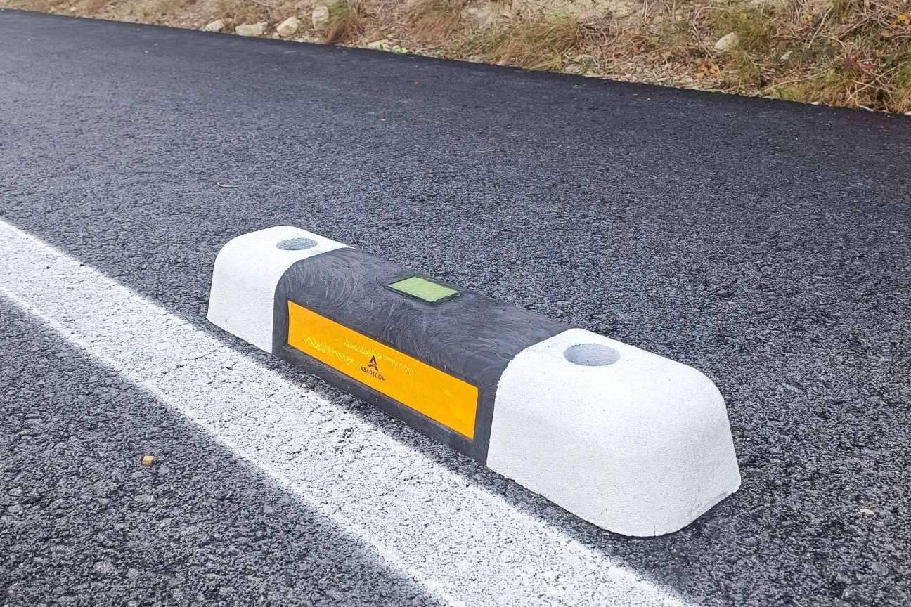 Abadecom impulsa la movilidad sostenible con sus separadores fotoluminiscentes en más de 200 kilómetros de carriles bici