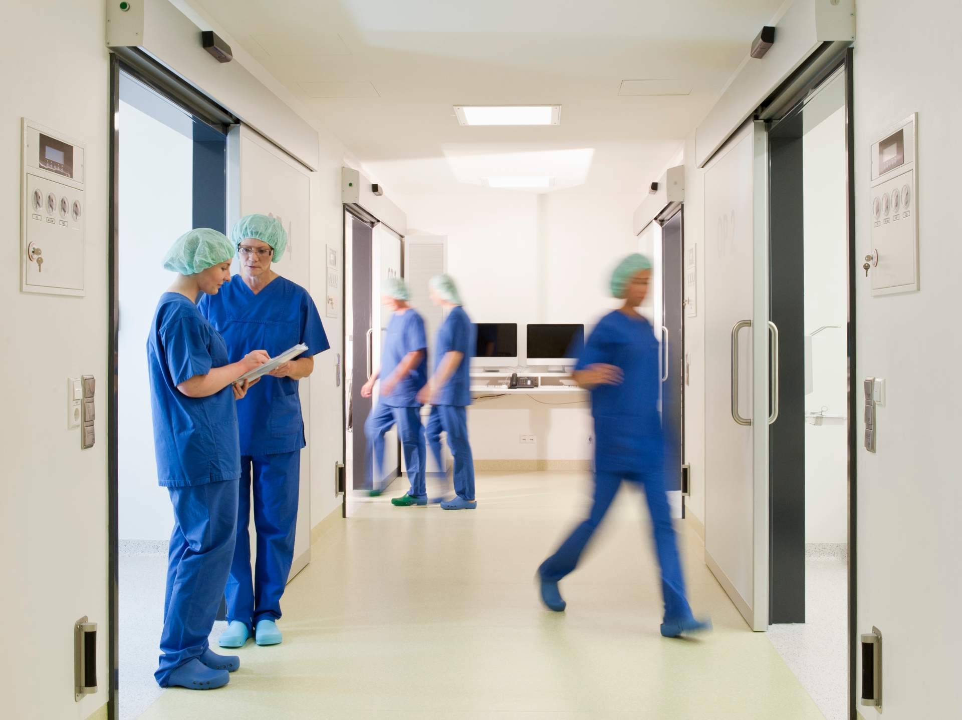 Reducción de la huella ambiental en hospitales con las máquinas dispensadoras de uniformidad