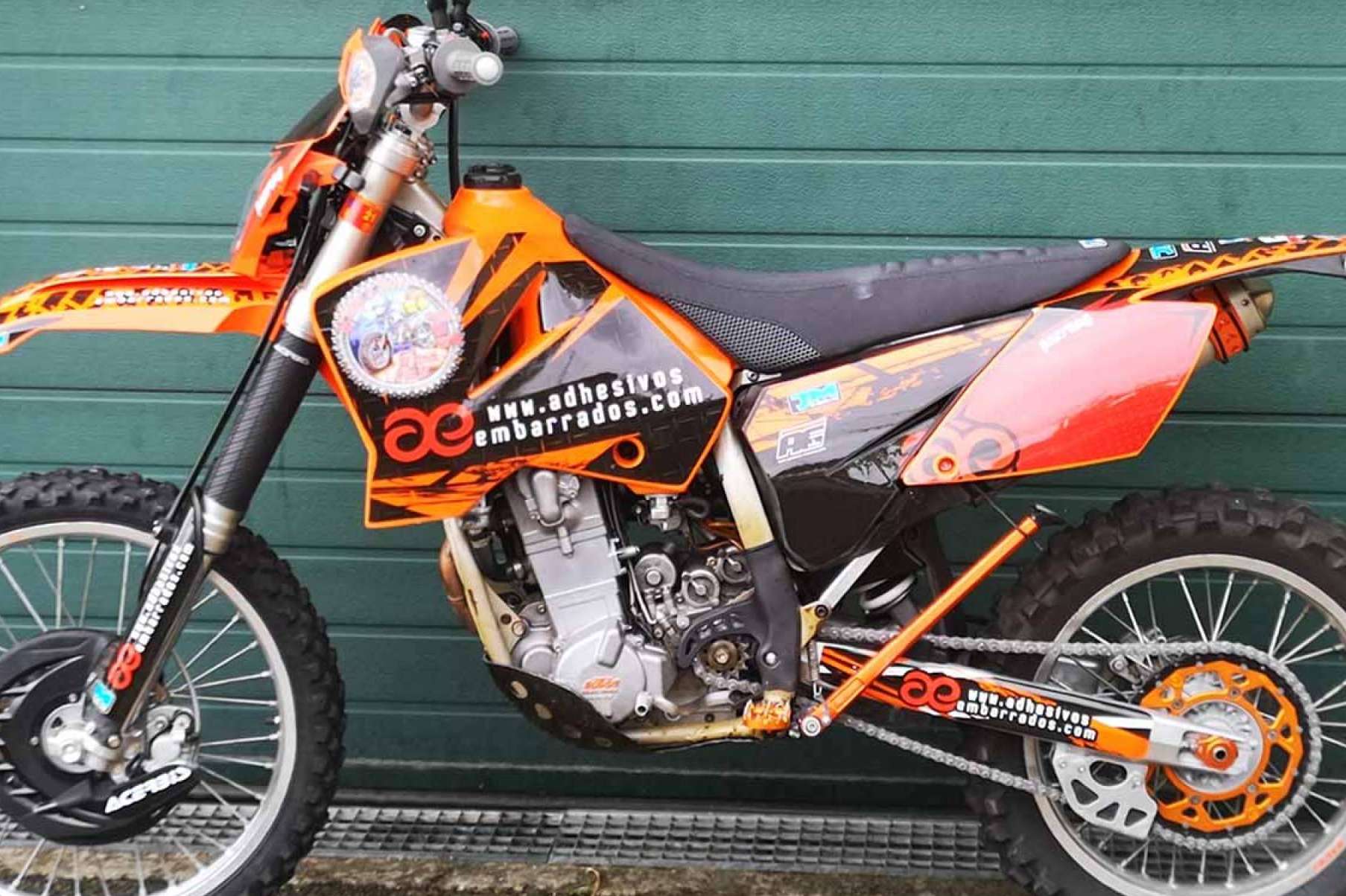 Personalización de motos con los kits de ADHESIVOSEMBARRADOS