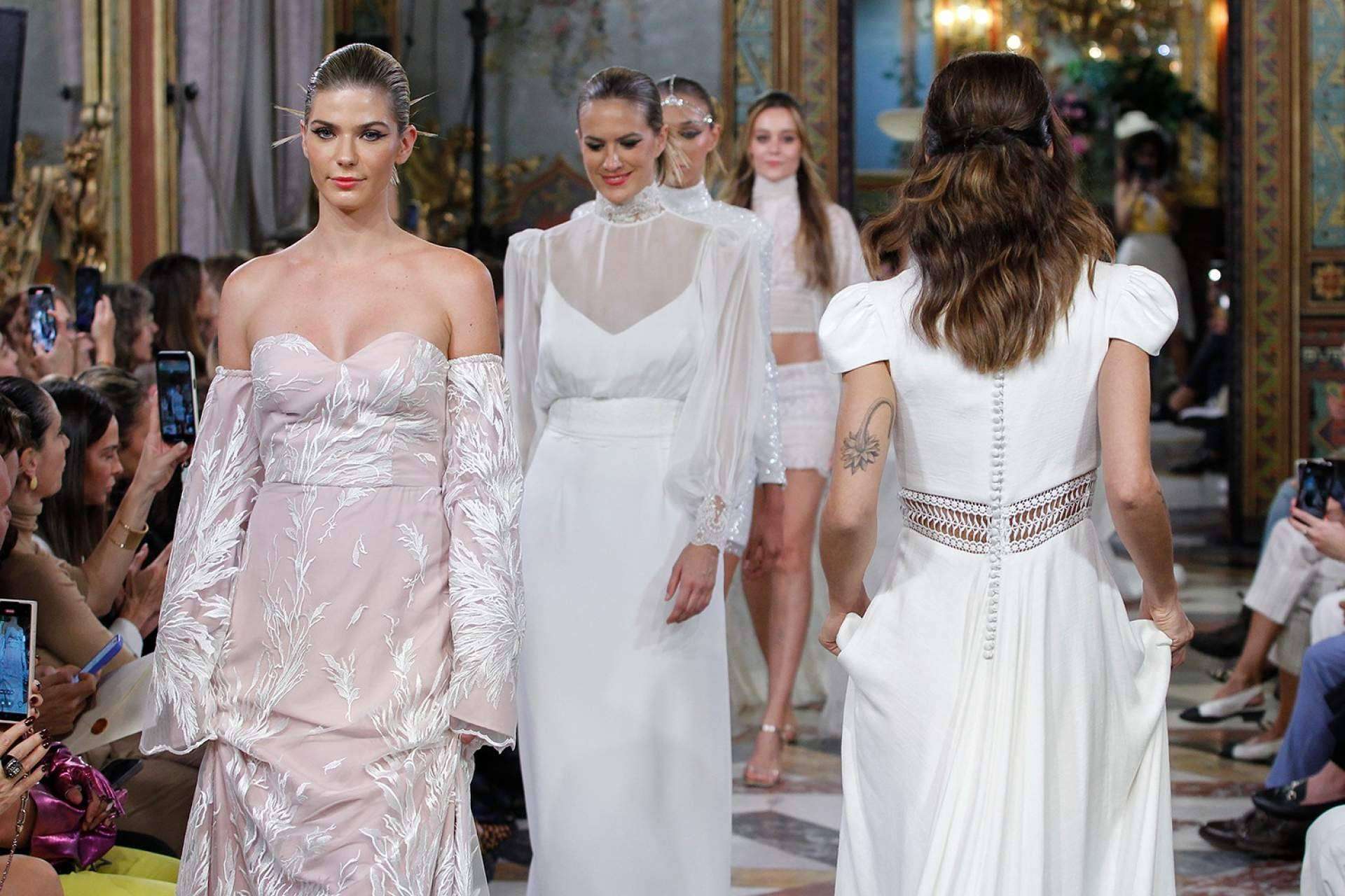 “Fever”, la colección de novia de Elena Navarro Atelier, brilla sobre la pasarela de Atelier Couture