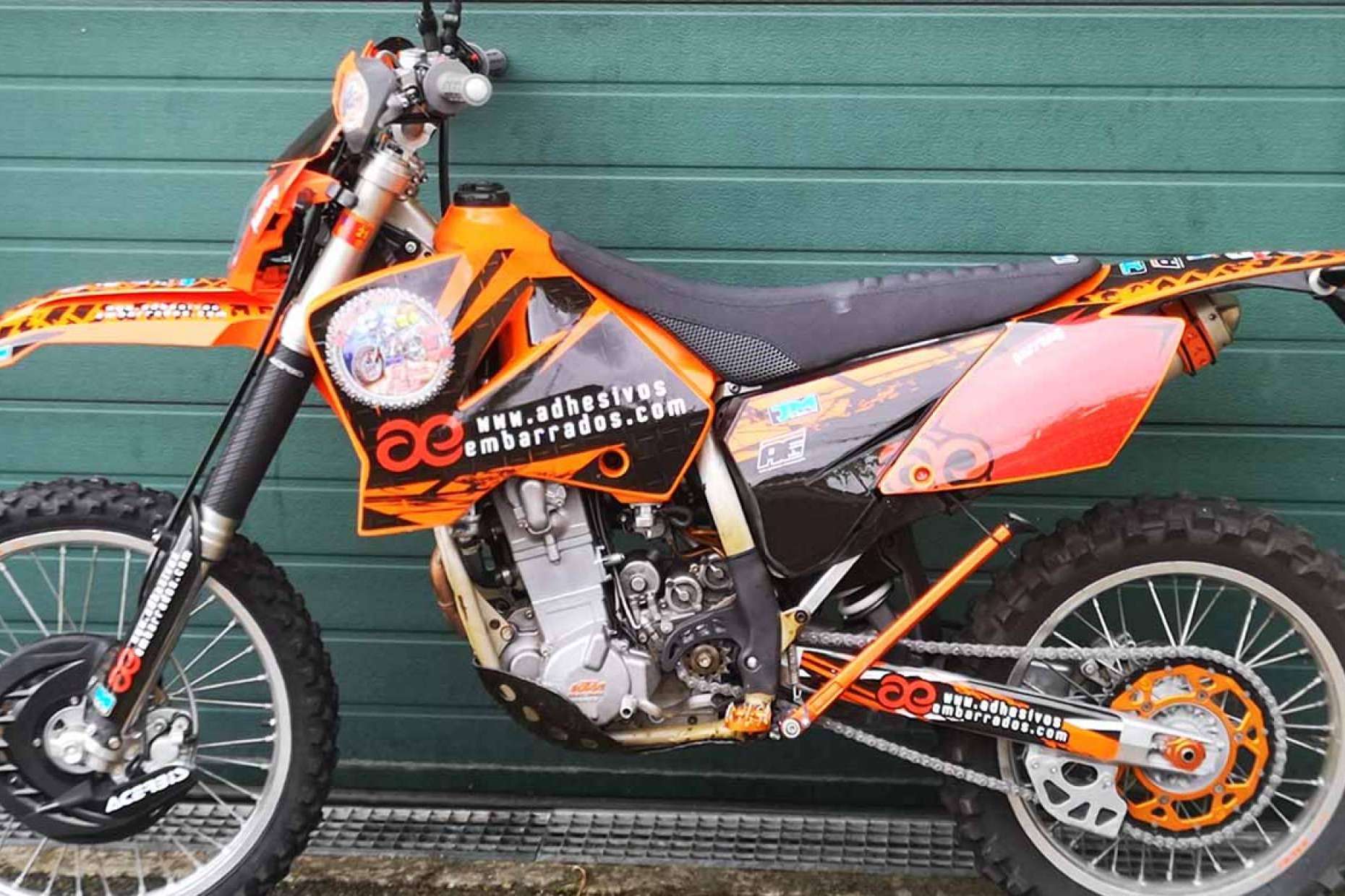 La propuesta de ADHESIVOSEMBARRADOS con adhesivos de moto personalizados y duraderos
